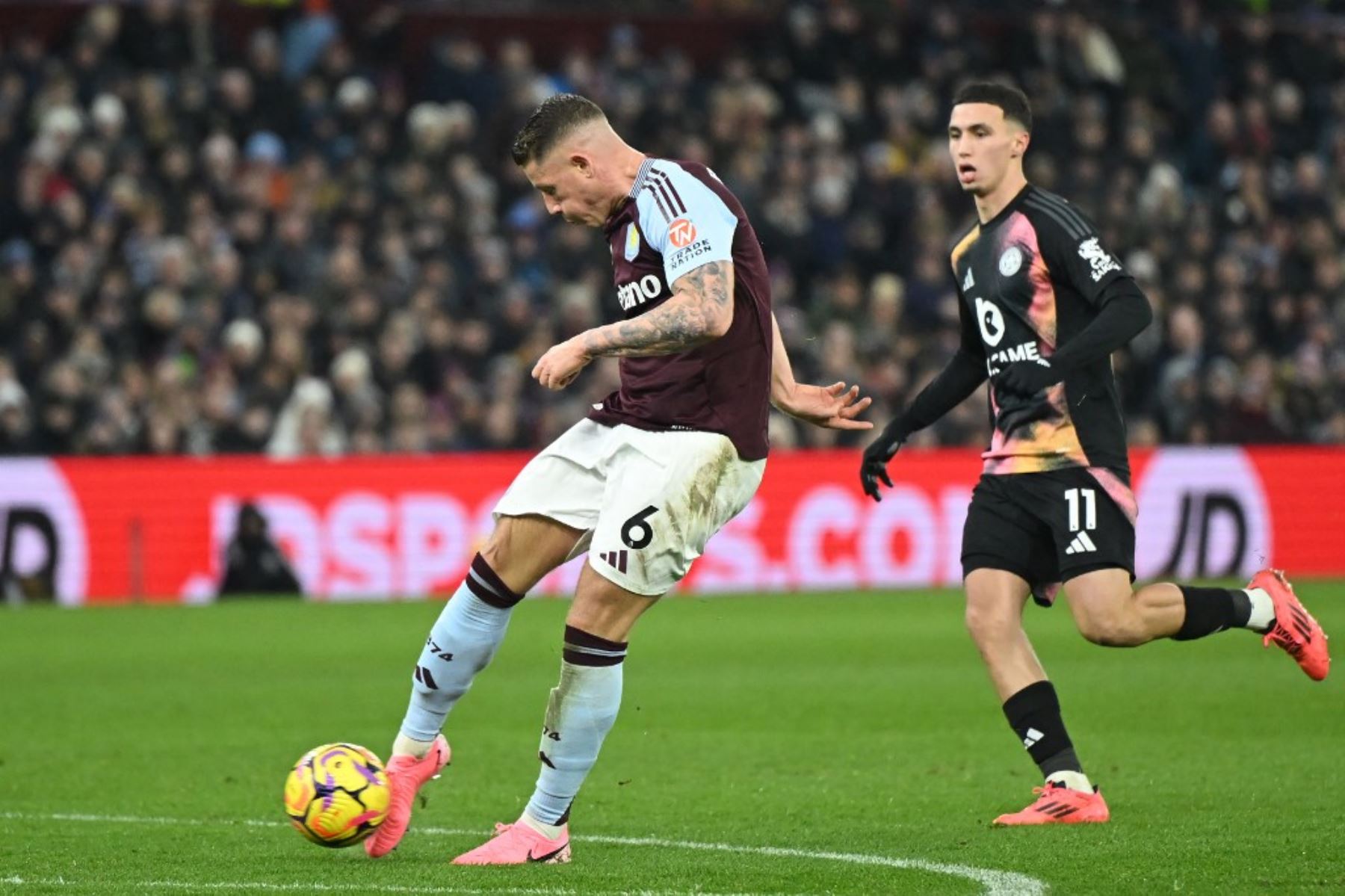 El defensa inglés #06 del Aston Villa, Ross Barkley (C), dispara para anotar el primer gol del partido de fútbol de la Premier League inglesa entre Aston Villa y el Leicester City en Villa Park en Birmingham, en el centro de Inglaterra, el 4 de enero de 2025. (Foto de JUSTIN TALLIS / AFP)