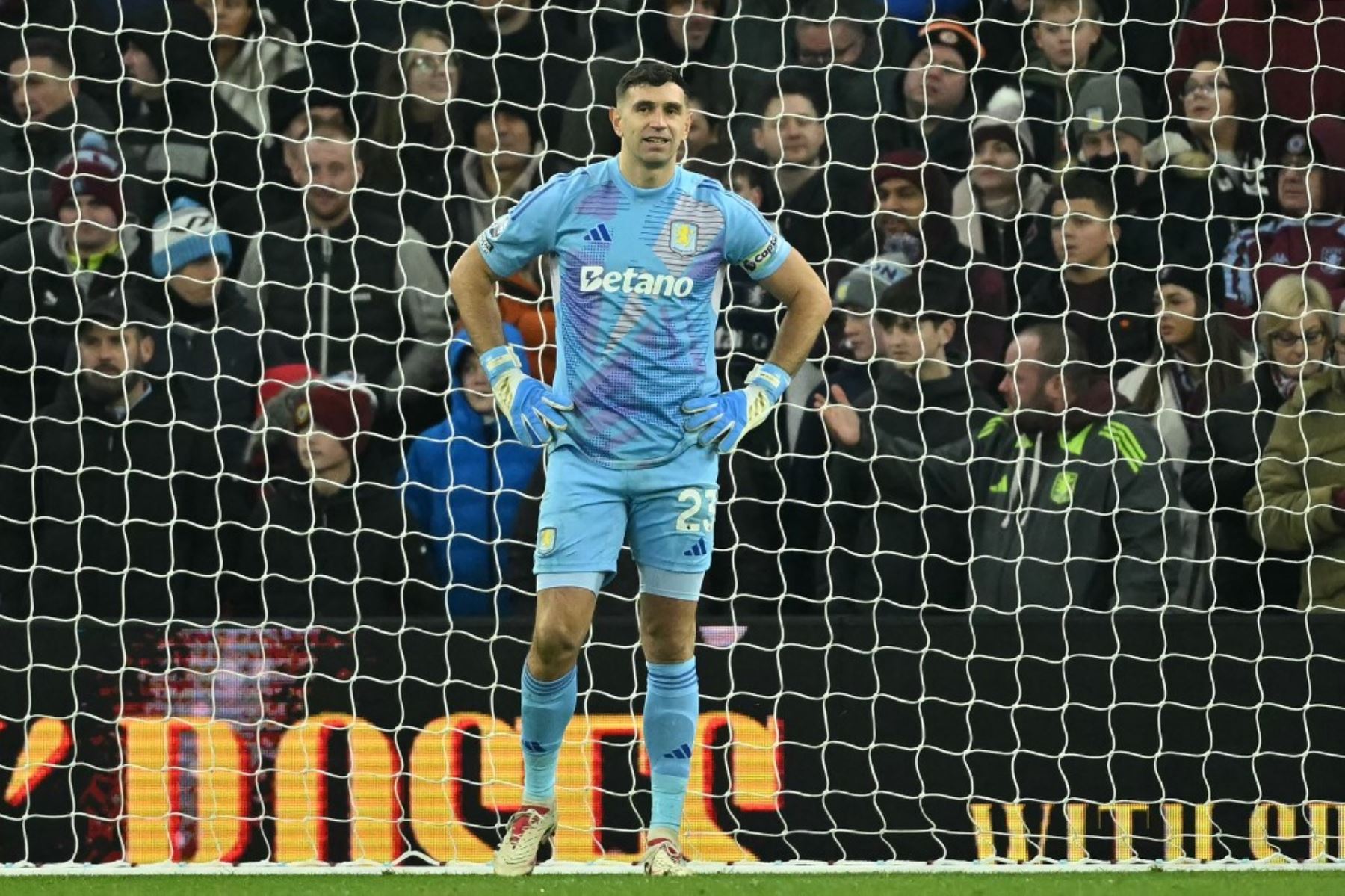 El portero argentino #23 del Aston Villa, Emiliano Martínez, reacciona al conceder su primer gol durante el partido de fútbol de la Premier League inglesa entre Aston Villa y Leicester City en Villa Park en Birmingham, en el centro de Inglaterra, el 4 de enero de 2025. (Foto de JUSTIN TALLIS / AFP)