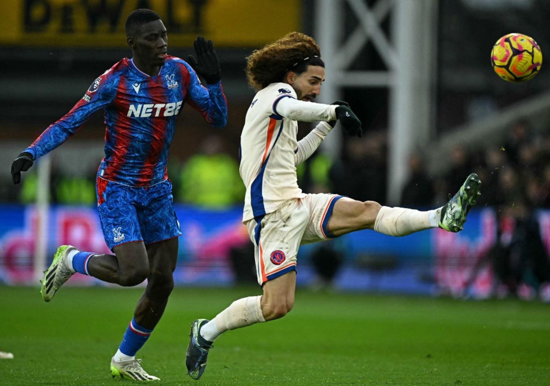 El defensa español del Chelsea #03 Marc Cucurella (R) despeja bajo la presión de la centrocampista senegalés del Crystal Palace #07 Ismaila Sarr (L) durante el partido de fútbol de la Premier League inglesa entre Crystal Palace y Chelsea en Selhurst Park en el sur de Londres el 4 de enero de 2025. (Foto de Ben STANSALL / AFP)