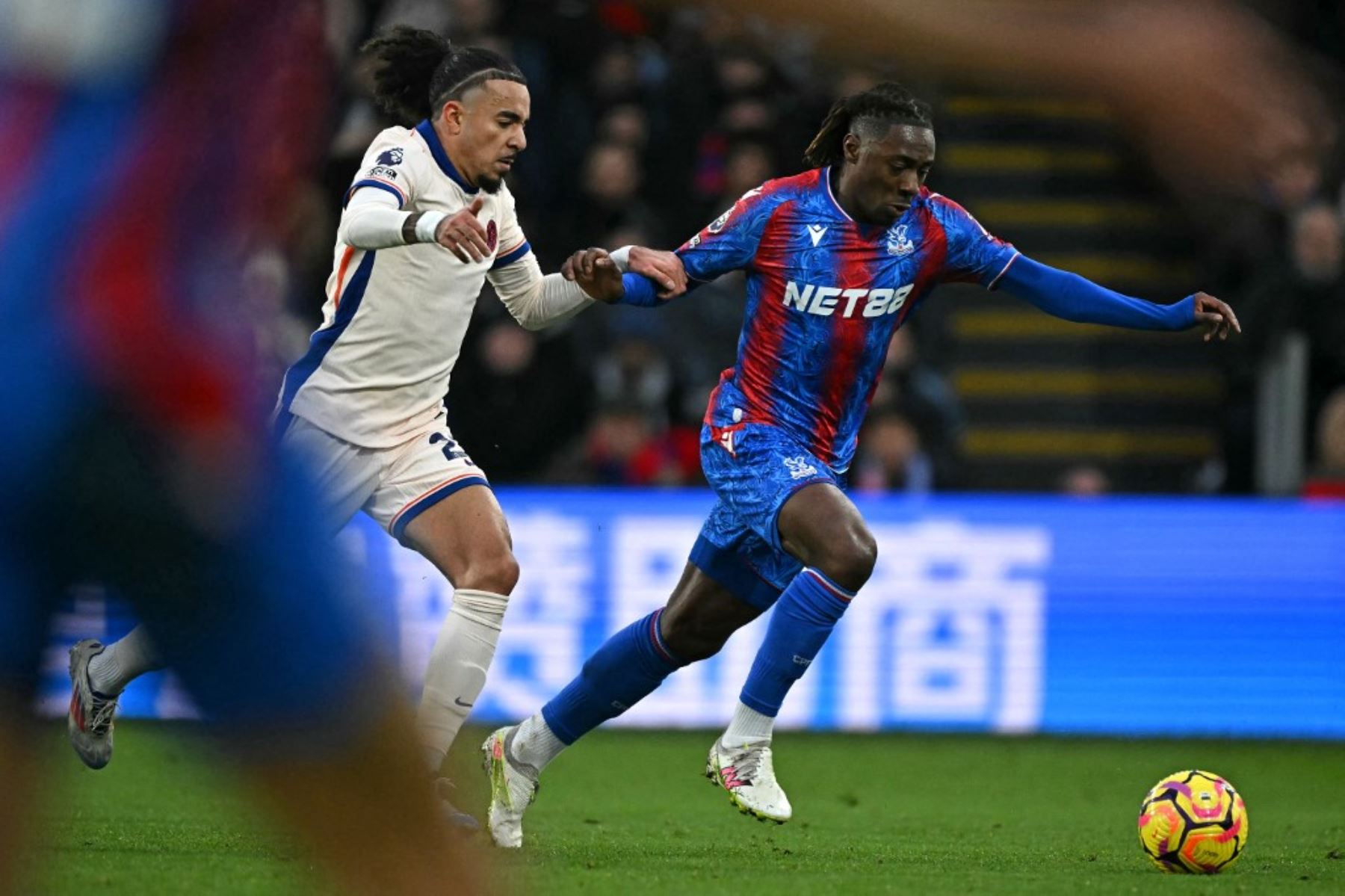 El centrocampista inglés #10 de Crystal Palace, Eberechi Eze (R), compite con el defensor francés del Chelsea #27 Malo Gusto (L) durante el partido de fútbol de la Premier League inglesa entre Crystal Palace y Chelsea en Selhurst Park, en el sur de Londres, el 4 de enero de 2025. (Foto de Ben STANSALL / AFP)