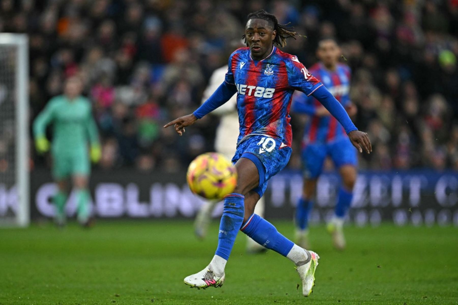 El centrocampista inglés #10 de Crystal Palace, Eberechi Eze, observa el balón durante el partido de fútbol de la Premier League inglesa entre Crystal Palace y Chelsea en Selhurst Park, en el sur de Londres, el 4 de enero de 2025. (Foto de Ben STANSALL / AFP)