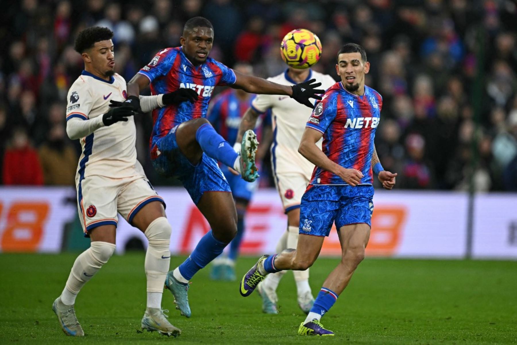 El centrocampista maliense #28 de Crystal Palace, Cheick Doucoure (2L), compite con el centrocampista inglés del Chelsea #19 Jadon Sancho (L) durante el partido de fútbol de la Premier League inglesa entre Crystal Palace y Chelsea en Selhurst Park, en el sur de Londres, el 4 de enero de 2025. (Foto de Ben STANSALL / AFP)