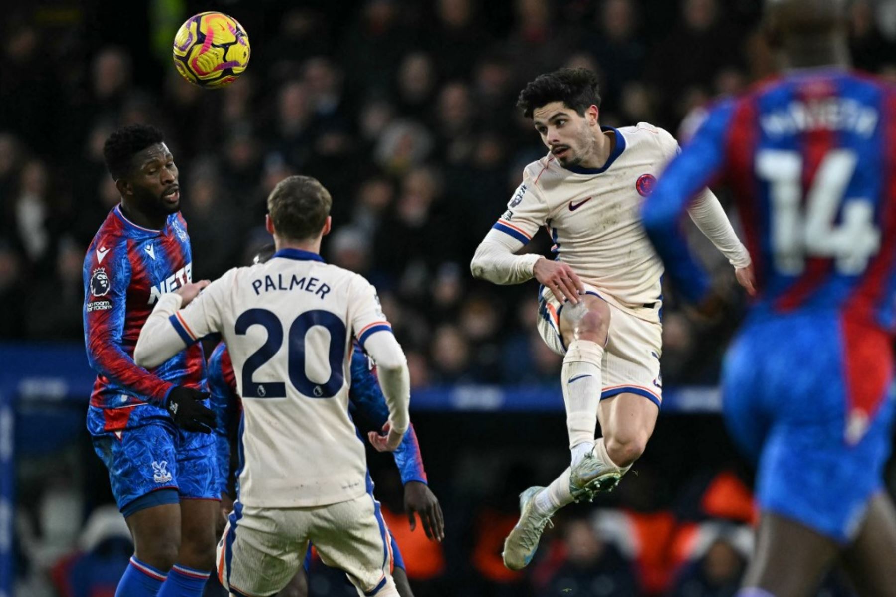 El centrocampista portugués del Chelsea #07 Pedro Neto (R) cabece el balón durante el partido de fútbol de la Premier League inglesa entre Crystal Palace y Chelsea en Selhurst Park, en el sur de Londres, el 4 de enero de 2025. (Foto de Ben STANSALL / AFP)