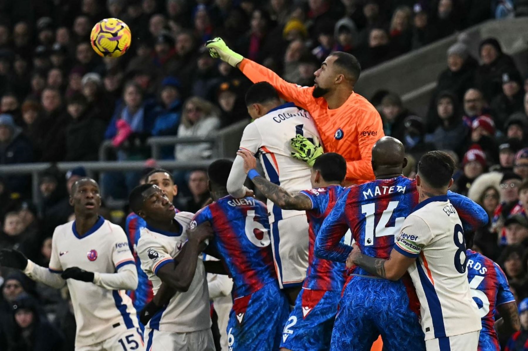 El portero español del Chelsea #01, Robert Sánchez, golpea el balón durante el partido de fútbol de la Premier League inglesa entre Crystal Palace y Chelsea en Selhurst Park, en el sur de Londres, el 4 de enero de 2025. (Foto de Ben STANSALL / AFP)