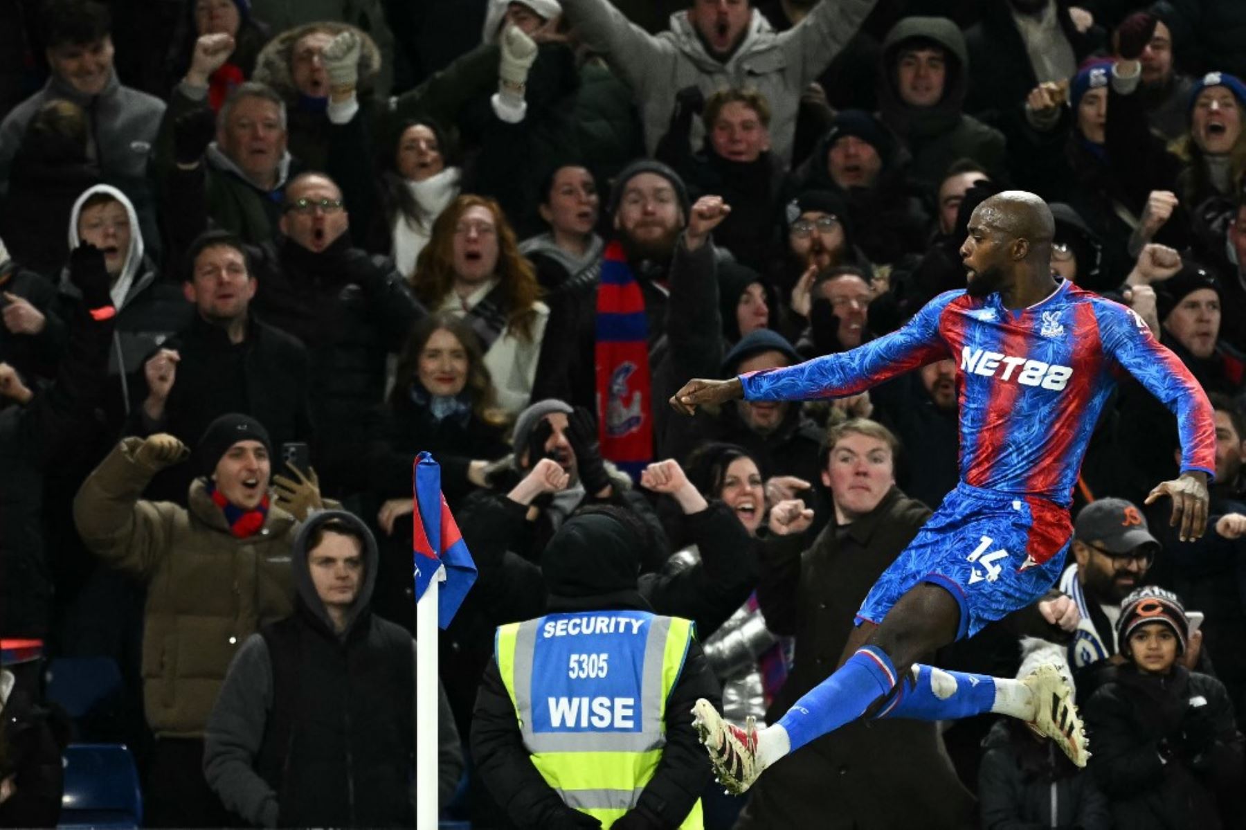 El delantero francés número 14 del Crystal Palace, Jean-Philippe Mateta, celebra después de marcar su primer gol durante el partido de fútbol de la Premier League inglesa entre Crystal Palace y Chelsea en Selhurst Park, en el sur de Londres, el 4 de enero de 2025. (Foto de Ben STANSALL / AFP)