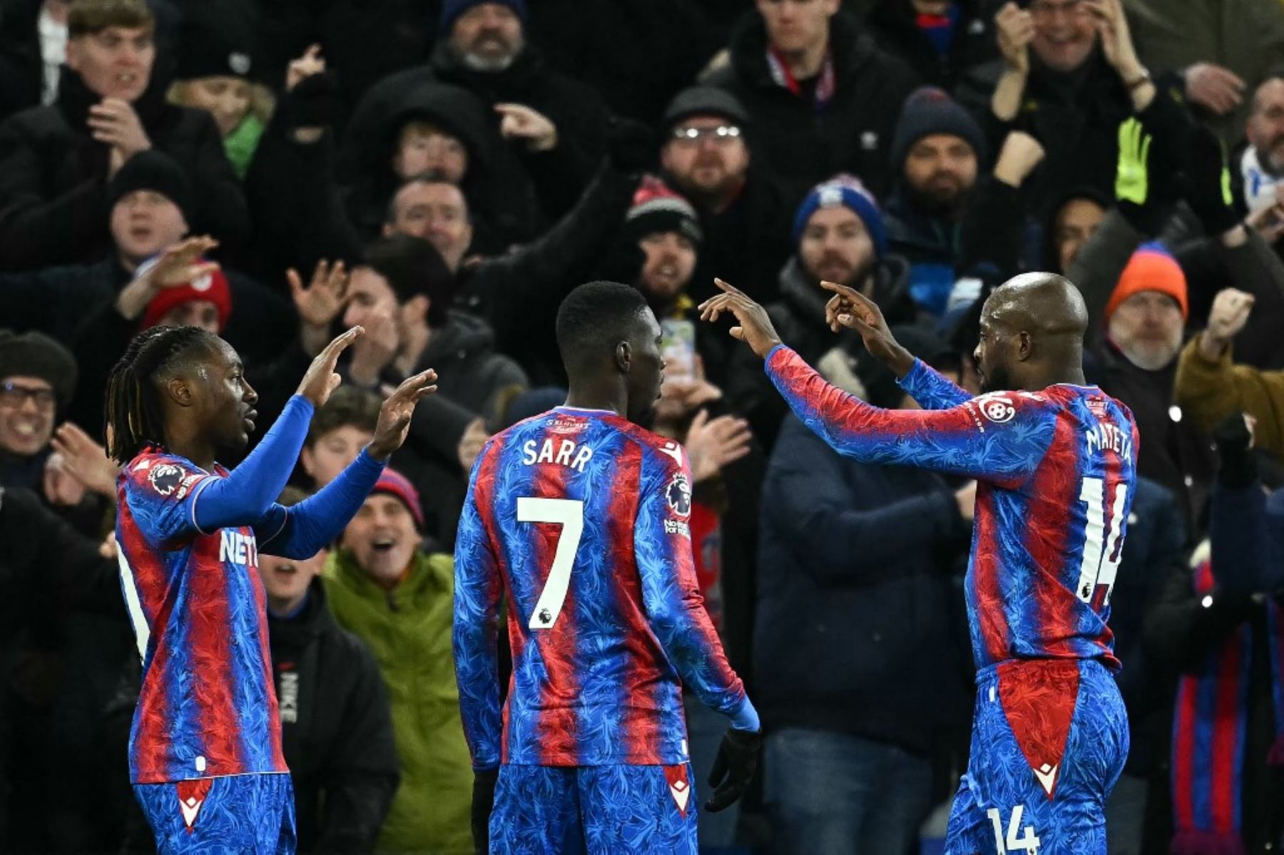 El delantero francés #14 del Crystal Palace, Jean-Philippe Mateta (R), celebra con sus compañeros de equipo después de marcar su primer gol durante el partido de fútbol de la Premier League inglesa entre Crystal Palace y Chelsea en Selhurst Park, en el sur de Londres, el 4 de enero de 2025. (Foto de Ben STANSALL / AFP)