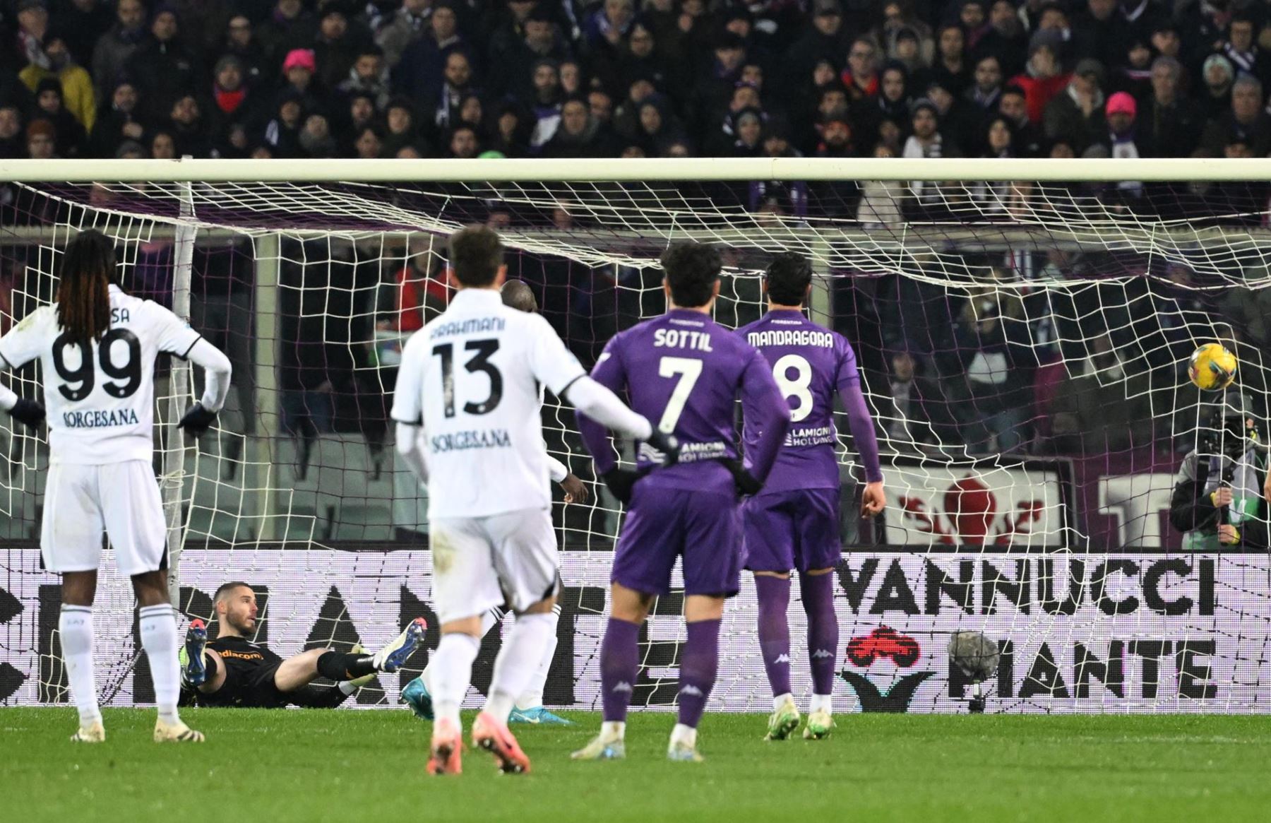 El delantero del Napoli Romelu Lukaku anota desde el punto de penalti durante el partido de fútbol de la serie A italiana ACF Fiorentina vs SSC Napoli en el Estadio Artemio Franchi en Florencia, Italia, el 4 de enero de 2025. (Italia, Florencia, Roma) EFE/EPA/CLAUDIO GIOVANNI