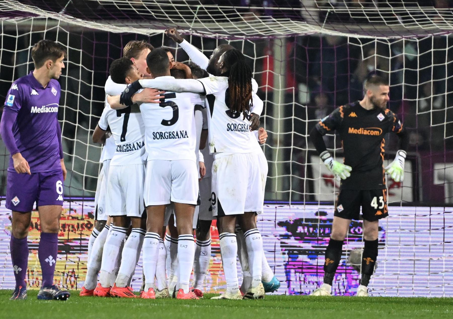 El delantero del Napoli Romelu Lukaku celebra después de marcar un gol durante el partido de fútbol de la serie A italiana ACF Fiorentina vs SSC Napoli en el Estadio Artemio Franchi en Florencia, Italia, el 4 de enero de 2025. (Italia, Florencia, Roma) EFE/EPA/CLAUDIO GIOVANNI