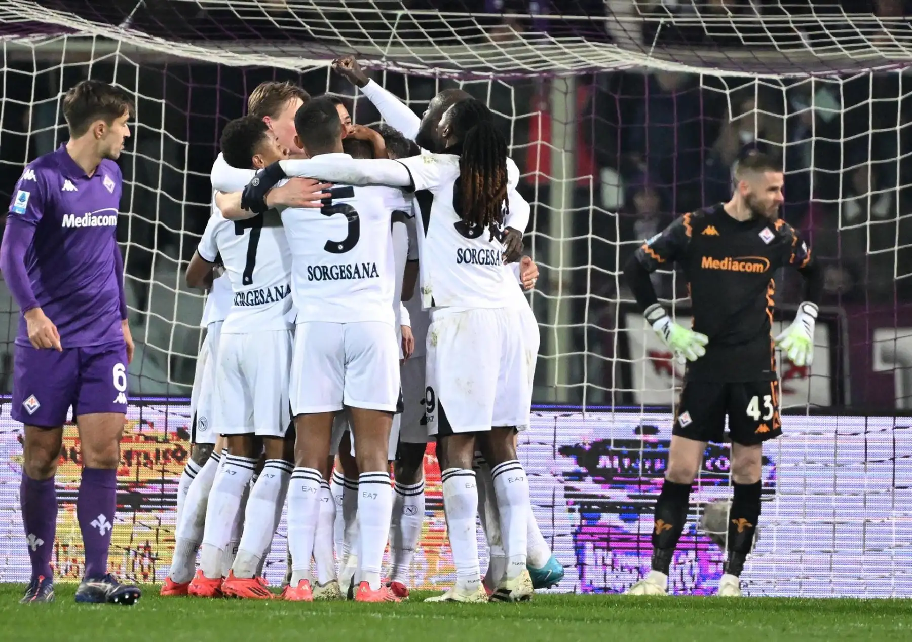 El delantero del Napoli Romelu Lukaku celebra después de marcar un gol durante el partido de fútbol de la serie A italiana ACF Fiorentina vs SSC Napoli en el Estadio Artemio Franchi en Florencia, Italia, el 4 de enero de 2025. (Italia, Florencia, Roma) EFE/EPA/CLAUDIO GIOVANNI