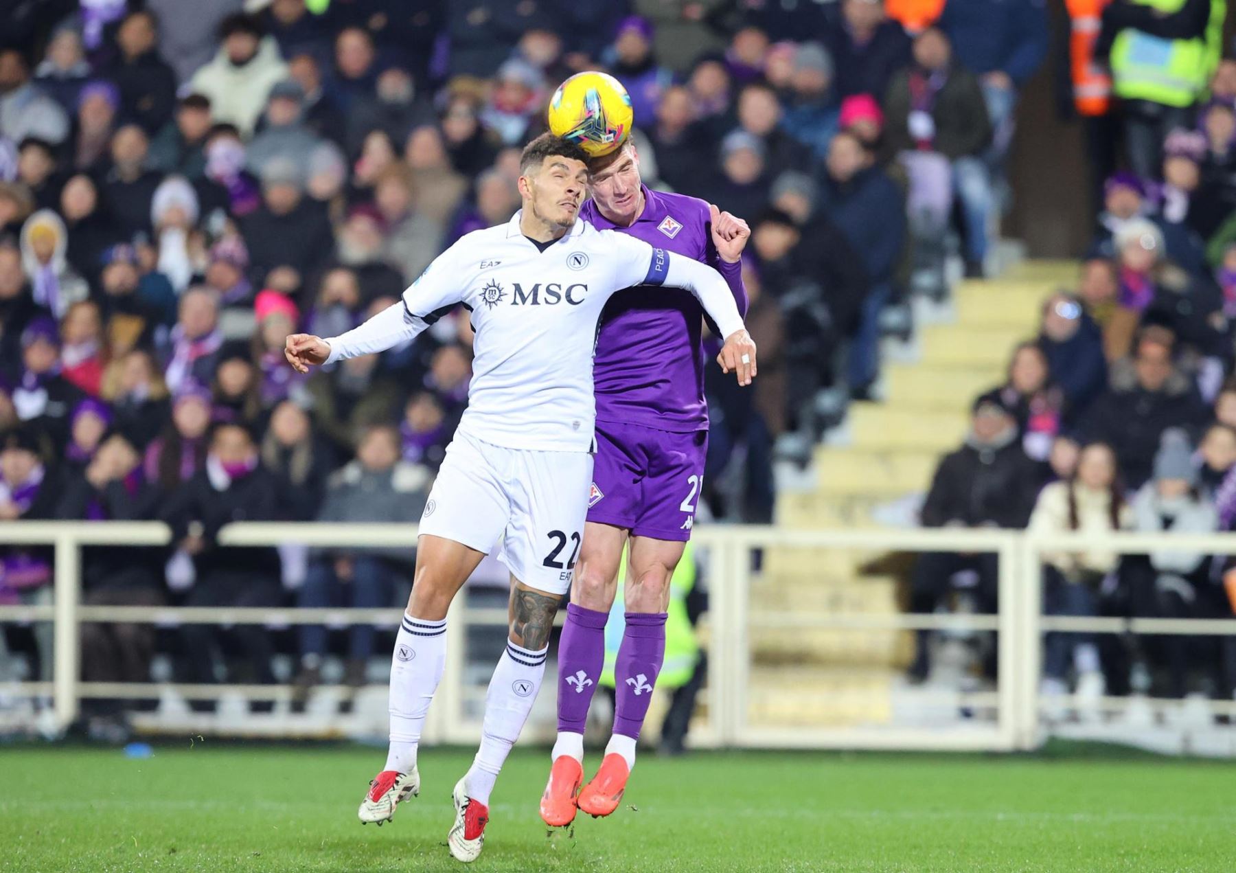 El defensa del Napoli Giovanni Di Lorenzo (L) contra el centrocampista de la Fiorentina Robin Gosens (R) durante el partido de fútbol de la serie A italiana ACF Fiorentina vs SSC Napoli en el Estadio Artemio Franchi en Florencia, Italia, el 4 de enero de 2025. (Italia, Florencia) EFE/EPA/CLAUDIO GIOVANNI