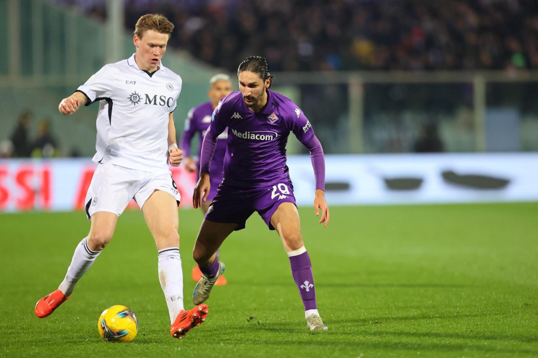 El centrocampista del Napoli Scott McTominay (i) y el centrocampista del Fiorentina Yacine Adli (d) durante el partido de fútbol ACF Fiorentina vs SSC Napoli en el estadio Artemio Franchi de Florencia (Italia), hoy 4 de enero de 2025. (Italia, Florencia) EFE/EPA/ CLAUDIO GIOVANNINI