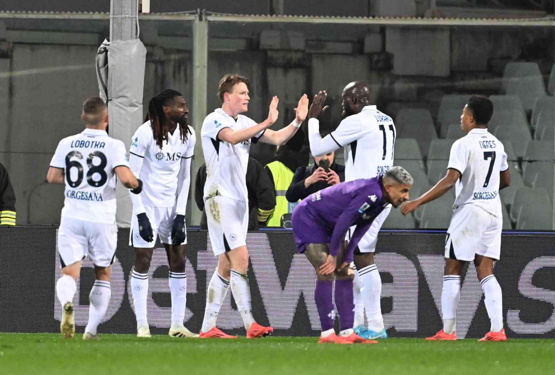 El centrocampista del Napoli Scott McTominay celebra tras marcar un gol durante el partido de fútbol de la Serie A italiana entre el ACF Fiorentina y el SSC Napoli en el estadio Artemio Franchi de Florencia, Italia, el 4 de enero.