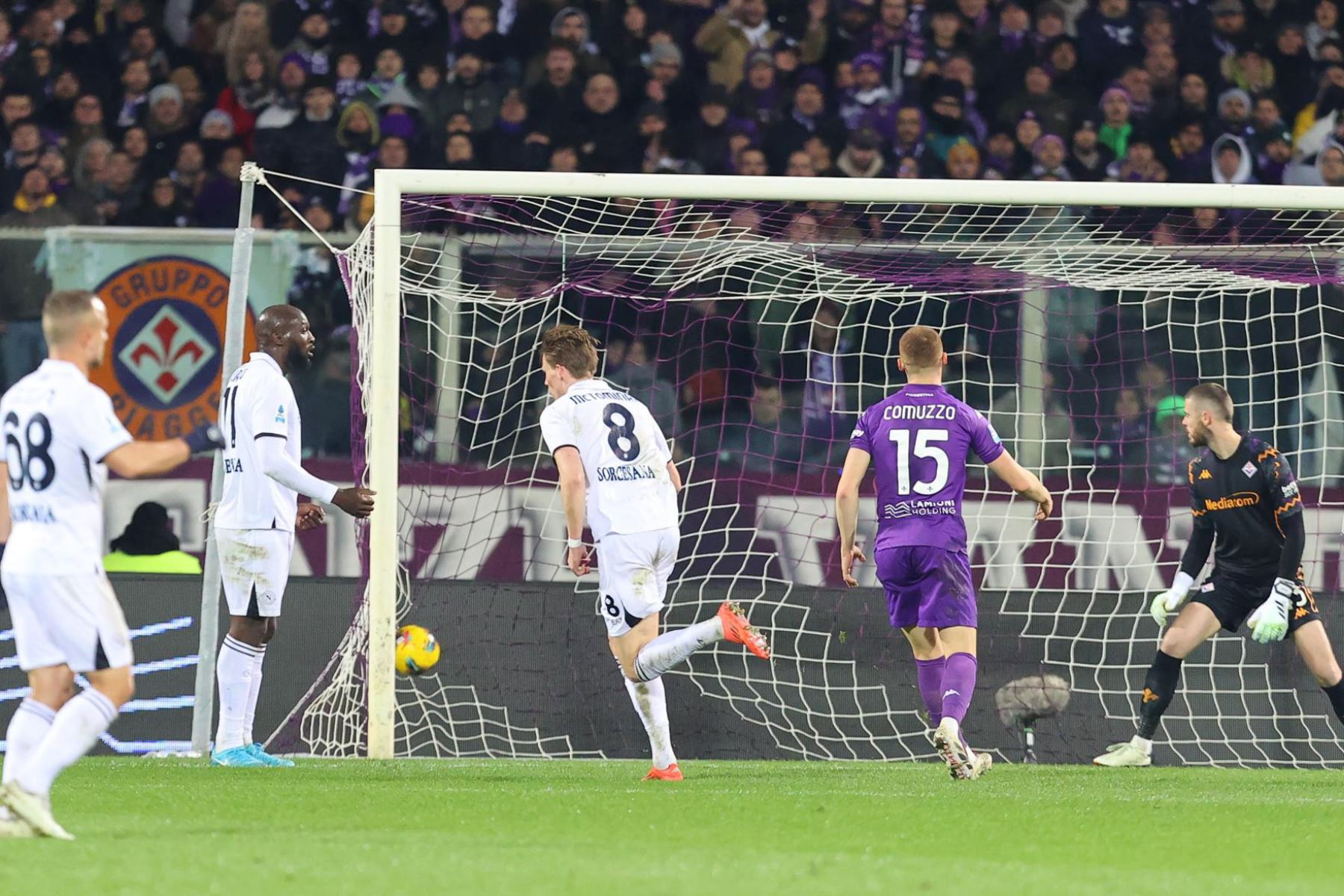 El centrocampista del Napoli Scott McTominay anota durante el partido de fútbol de la serie A ACF Fiorentina vs SSC Napoli en el Estadio Artemio Franchi en Florencia, Italia, el 4 de enero de 2025. (Italia, Florencia) EFE/CLAUDIO GIOVANNI