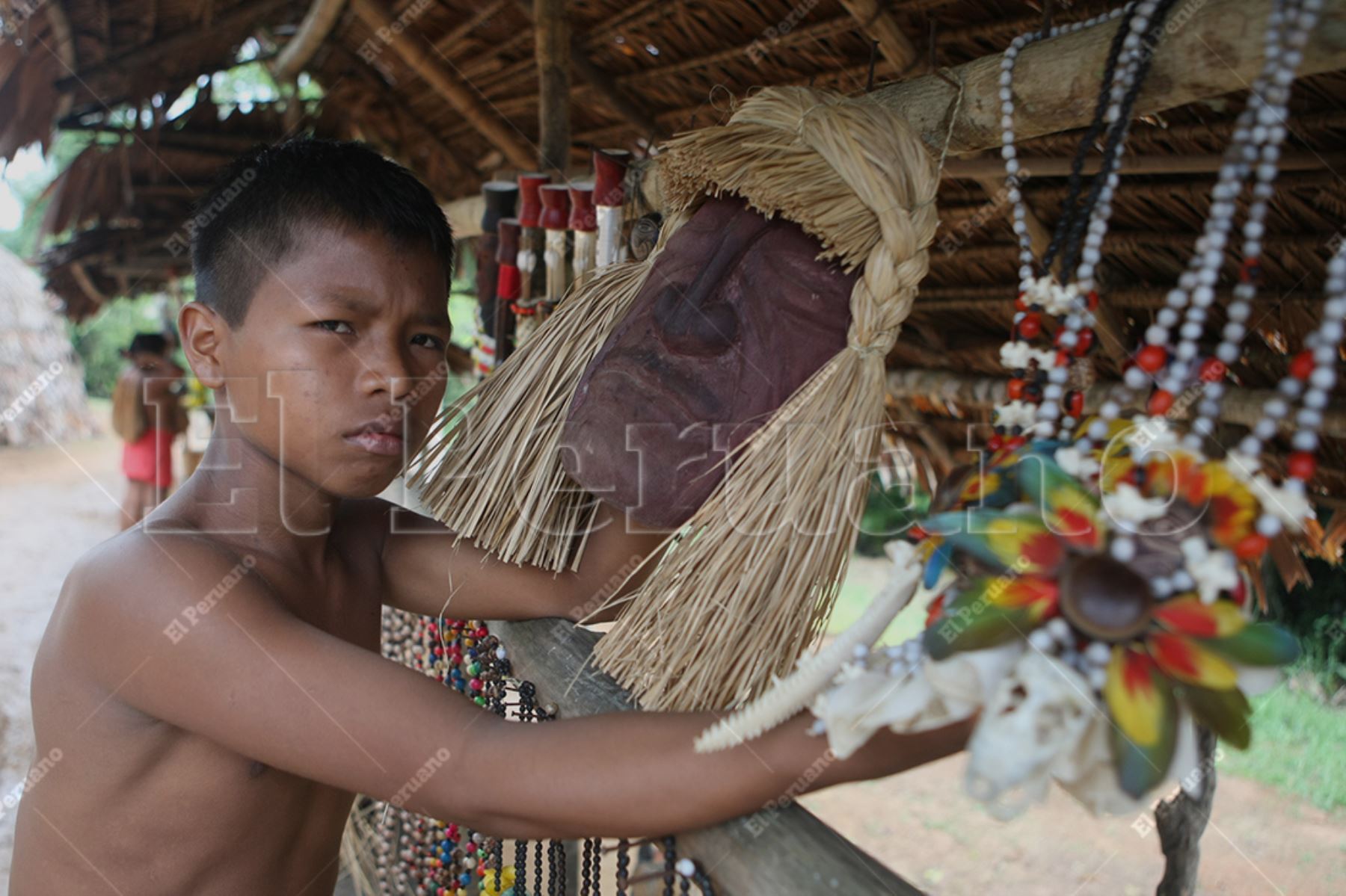 Iquitos – 12 agosto 2013 / Niño integrante de la comunidad nativa de Los Yaguas muestra las artesanías elaboradas por ellos mismos. Foto: Archivo El Peruano / Vidal Tarqui