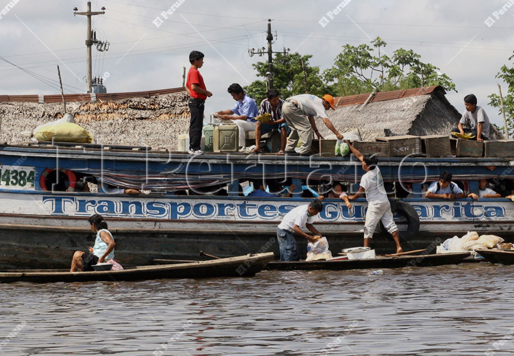 Iquitos – 19 marzo 2007 / Pobladores en embarcación, navegan sobre las aguas del río Belén. Foto: Archivo El Peruano / Carlos Lezama