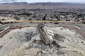 Esta vista aérea muestra los restos de un monumento destruido al difunto presidente de Siria Hafez al-Assad, padre del presidente derrocado Bashar al-Assad que murió en 2000, en Deir Attiyah, en el campo de Damasco, el 28 de diciembre de 2024. Foto: AFP