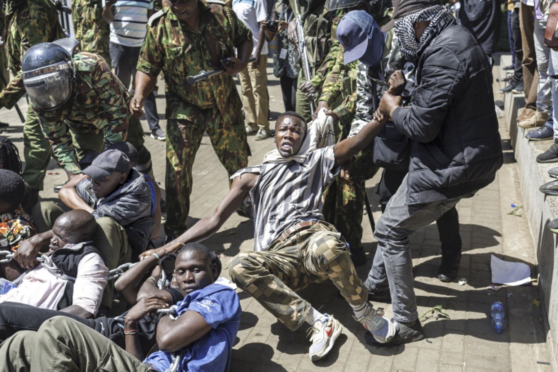 La policía antidisturbios intenta romper y arrestar a los manifestantes en terreno en un punto muerto durante las protestas para exigir la liberación de los que supuestamente fueron secuestrados por las agencias de seguridad estatales en Nairobi el 30 de diciembre de 2024. Las fuerzas de seguridad en la nación de África Oriental han sido acusadas de llevar a cabo docenas de detenciones ilegales desde las manifestaciones antigubernamentales dirigidas por jóvenes en junio y julio. El presidente keniano Willia