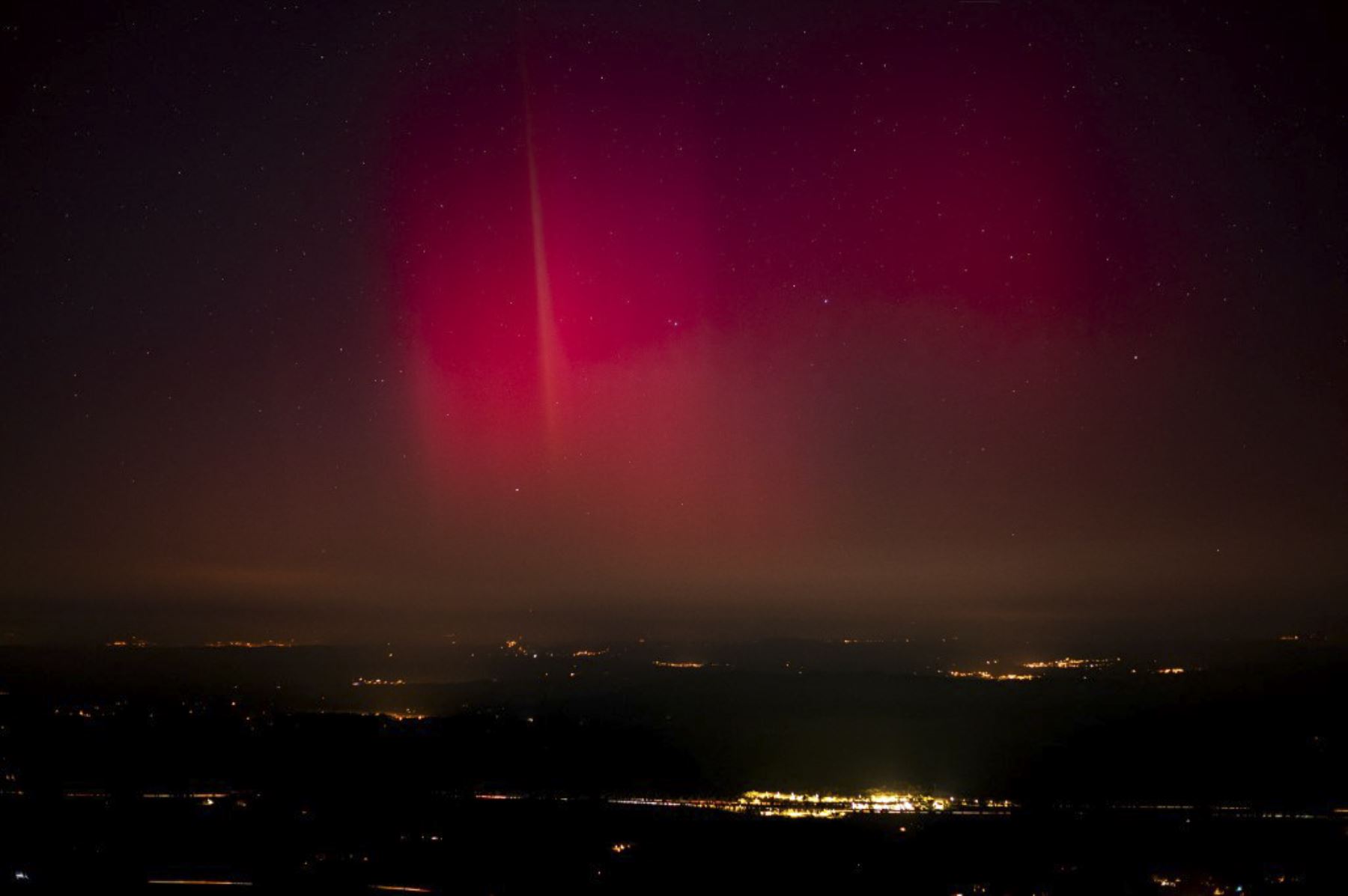 Esta foto tomada desde el pueblo de La Roquebrussanne en el sureste de Francia muestra una aurora boreal a principios del 1 de enero de 2025. (Foto de Yohan LAURITO / AFP)