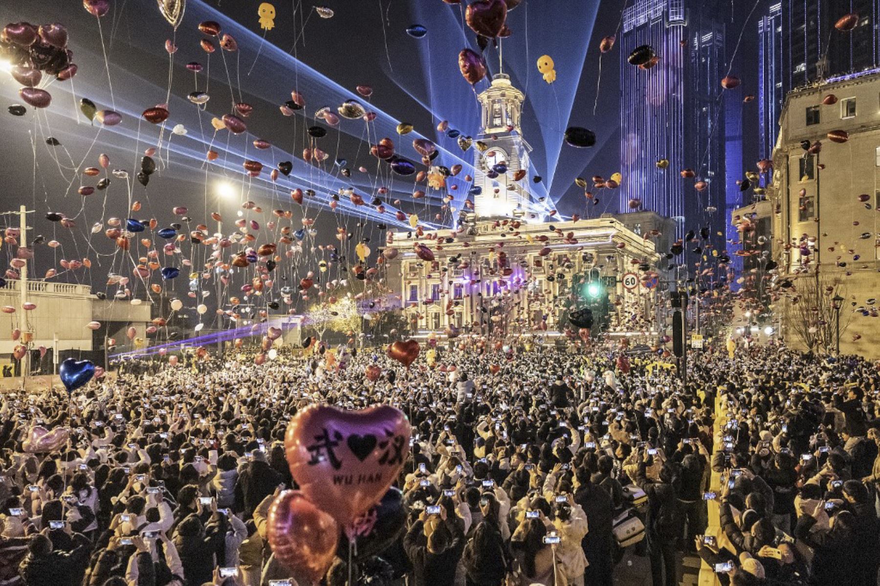 La gente asiste a una celebración de Año Nuevo en Wuhan, en la provincia central china de Hubei, el 1 de enero de 2025. (Foto de AFP)