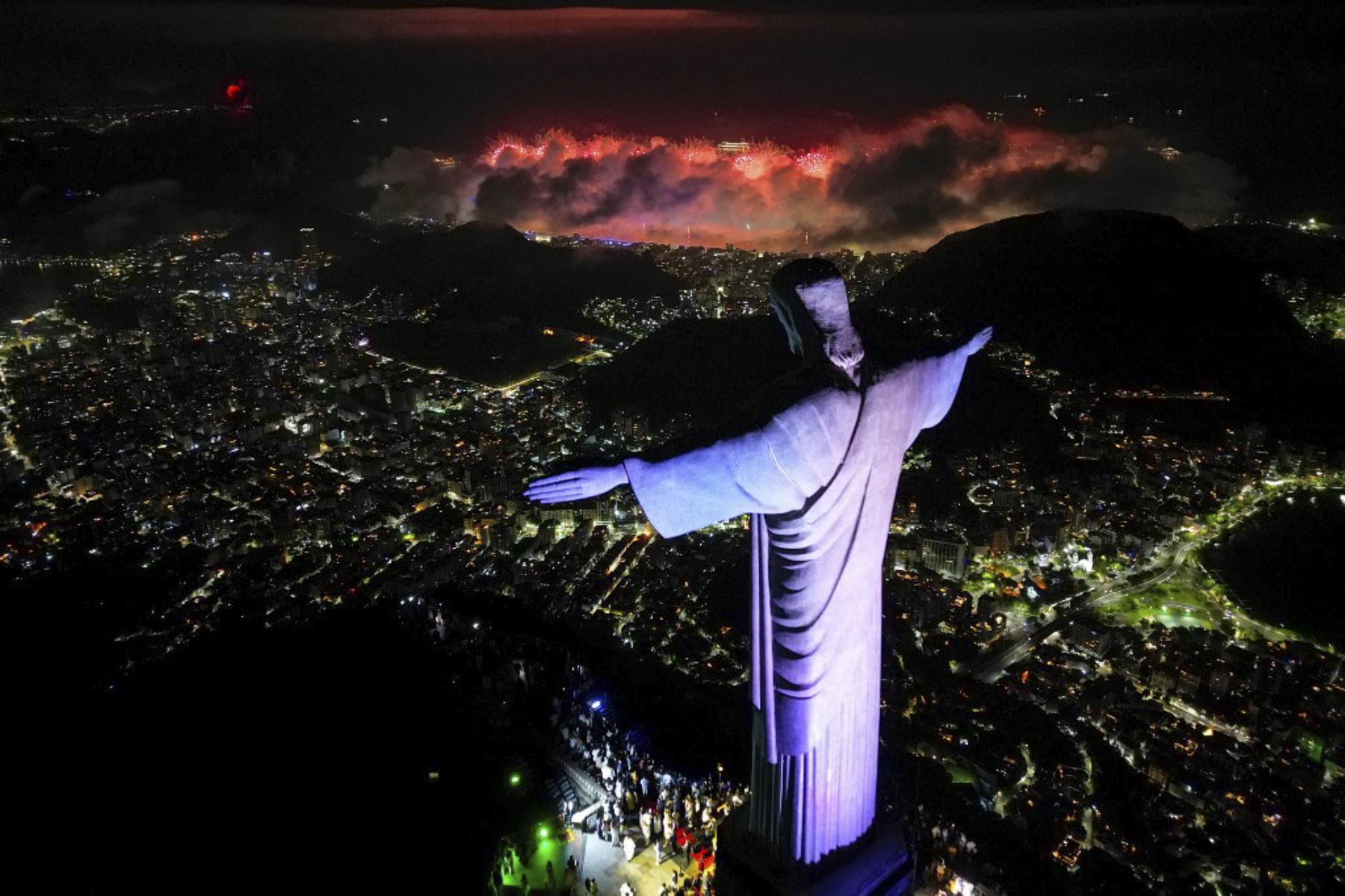 Esta vista aérea muestra la estatua de Cristo Redentor mientras los fuegos artificiales explotan por toda la ciudad durante las celebraciones de Año Nuevo en Río de Janeiro a principios del 1 de enero de 2025. Se llevará a cabo un espectáculo tradicional de fuegos artificiales y conciertos de música gratuitos para dar la bienvenida al nuevo año durante la celebración de la víspera de Año Nuevo en Río de Janeiro. La oficina de prensa del alcalde de Río la considera la celebración de Nochevieja más grande del