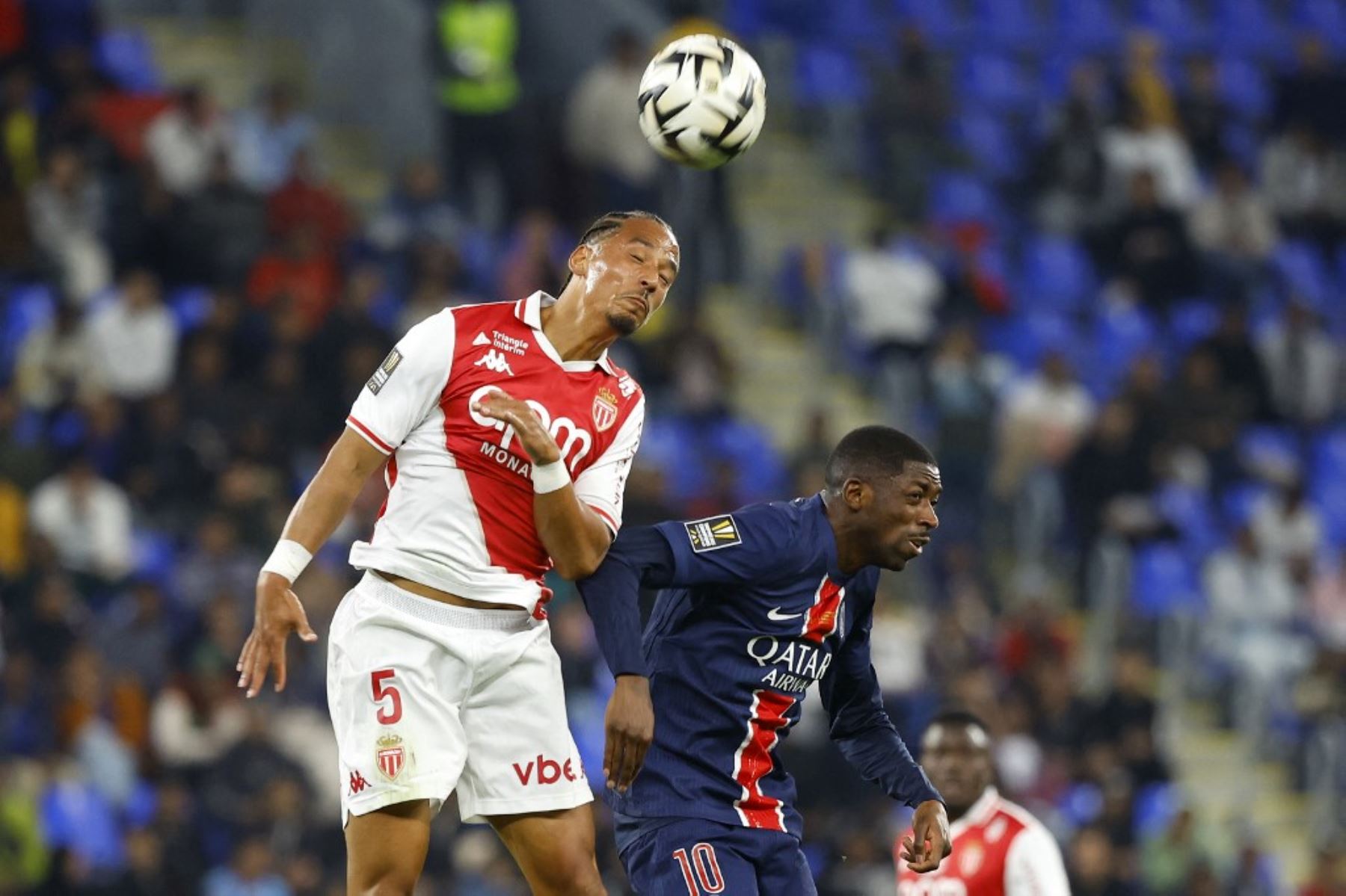 El defensa alemán del Mónaco, Thilo Kehrer, cabecea el balón más allá del delantero francés del Paris Saint-Germain Ousmane Dembele durante el último partido de fútbol del Trofeo de Campeones de Francia (Trofee des Champions) entre el Paris Saint-Germain (PSG) y el AS Mónaco (ASM) en el Estadio 974 de Doha el 5 de enero de 2025. (Foto de KARIM JAAFAR / AFP)