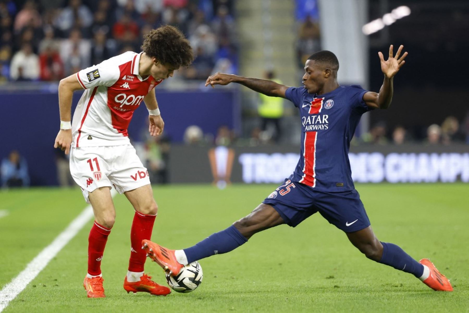 El defensor portugués del Paris Saint-Germain #25, Nuno Mendes, lucha por el balón con el centrocampista francés #11 del Mónaco, Maghnes Akliouche, durante el último partido de fútbol del Trofeo de Campeones de Francia entre el Paris Saint-Germain (PSG) y el AS Mónaco (ASM) en el Estadio 974 de Doha el 5 de enero de 2025. (Foto de KARIM JAAFAR / AFP)