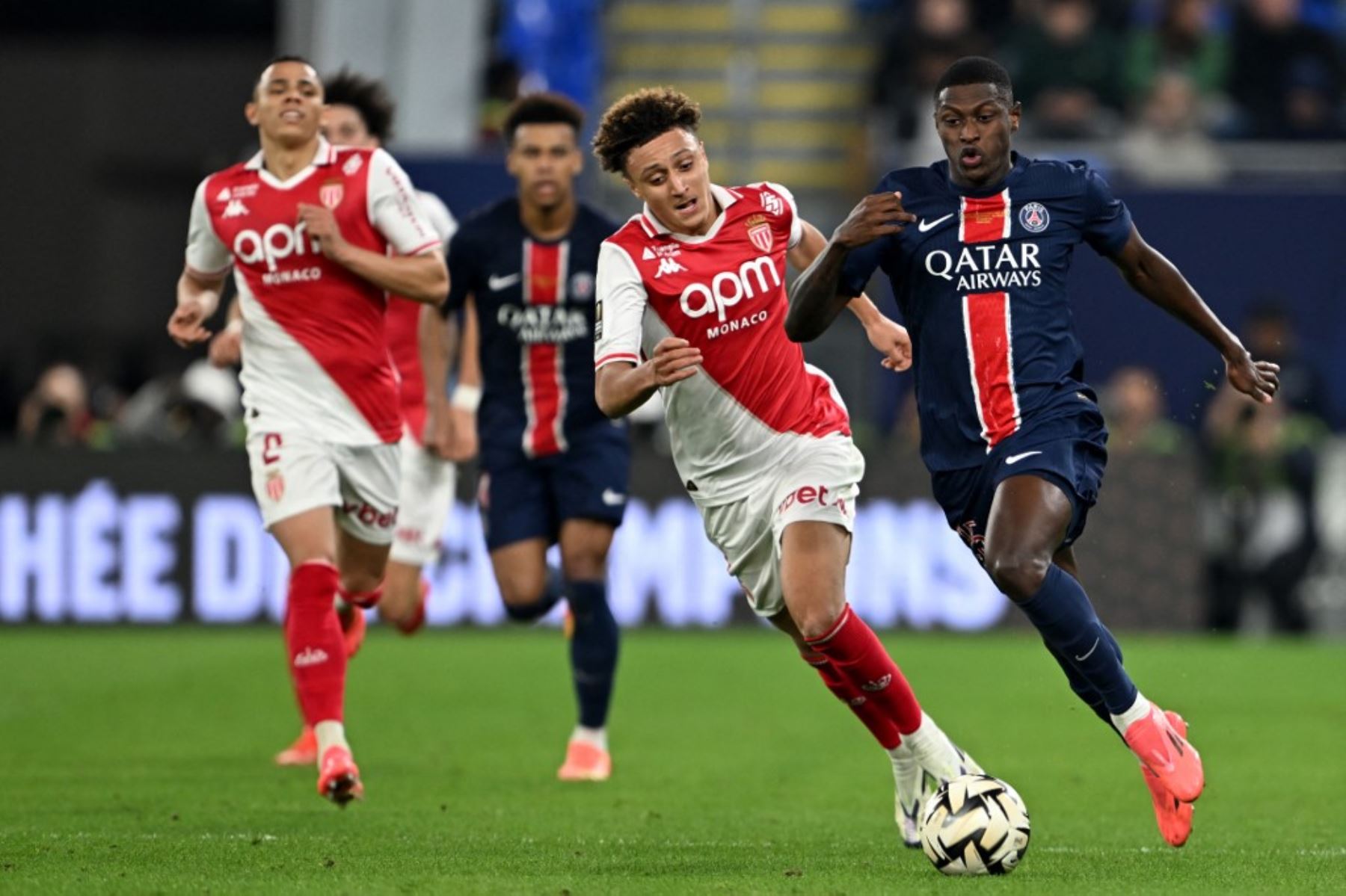 El centrocampista marroquí del Mónaco #07 Eliesse Ben Seghir (2R) y el defensa portugués del Paris Saint-Germain #25 Nuno Mendes (R) corren detrás del balón durante el último partido de fútbol del Trofeo de Campeones de Francia entre el Paris Saint-Germain (PSG) y el AS Mónaco (ASM) en el Estadio 974 de Doha el 5 de enero de 2025. (Foto de Mahmud HAMS / AFP)