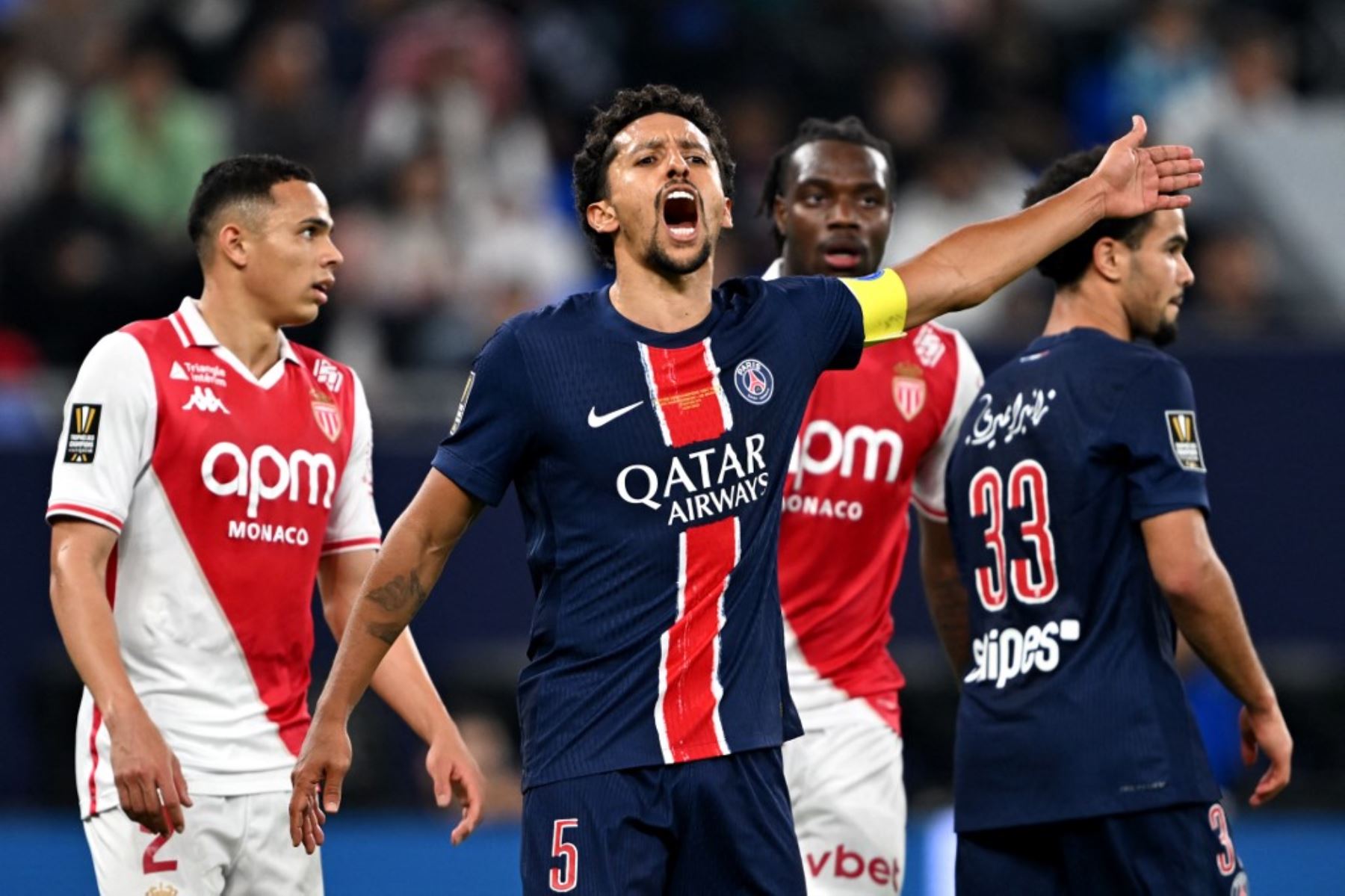 El defensa brasileño del Paris Saint-Germain #05 Marquinhos reacciona junto al defensor brasileño del Mónaco #02 Vanderson durante el partido final de fútbol del Trofeo de Campeones de Francia (Trofee des Champions) entre el Paris Saint-Germain (PSG) y el AS Mónaco (ASM) en el Estadio 974 de Doha el 5 de enero de 2025. (Foto de Mahmud HAMS / AFP)