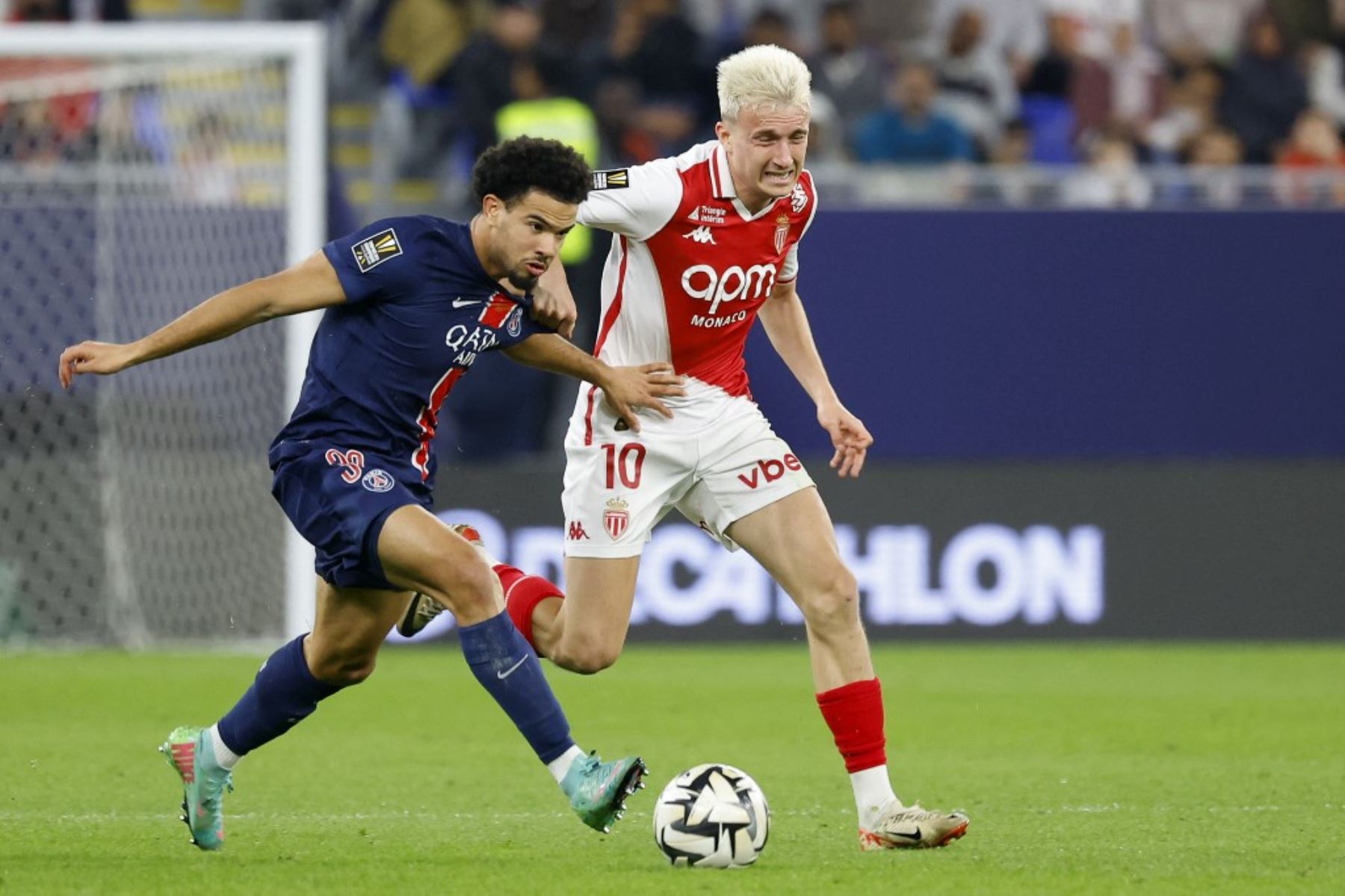 El centrocampista ruso #10 del Mónaco, Aleksandr Golovin, lucha por el balón con el centrocampista francés del Paris Saint-Germain, Warren Zaire-Emery, durante el último partido de fútbol del Trofeo de Campeones de Francia (Trofeo de Campeones) entre el Paris Saint-Germain (PSG) y el AS Mónaco (ASM) en el Estadio 974 de Doha el 5 de enero de 2025. (Foto de KARIM JAAFAR / AFP)