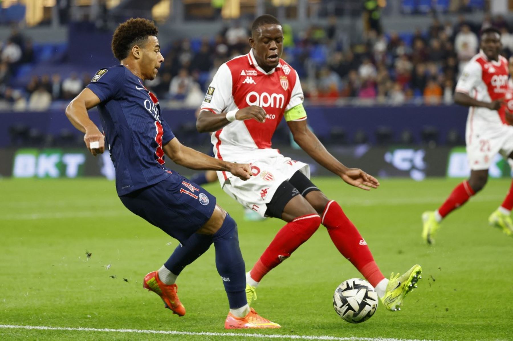 El centrocampista francés del Paris Saint-Germain #14 Desire Doue lucha por el balón con el centrocampista suizo del Mónaco #06 Denis Zakaria durante el último partido de fútbol del Trofeo de Campeones de Francia entre el Paris Saint-Germain (PSG) y el AS Mónaco (ASM) en el Estadio 974 de Doha el 5 de enero de 2025. (Foto de KARIM JAAFAR / AFP)