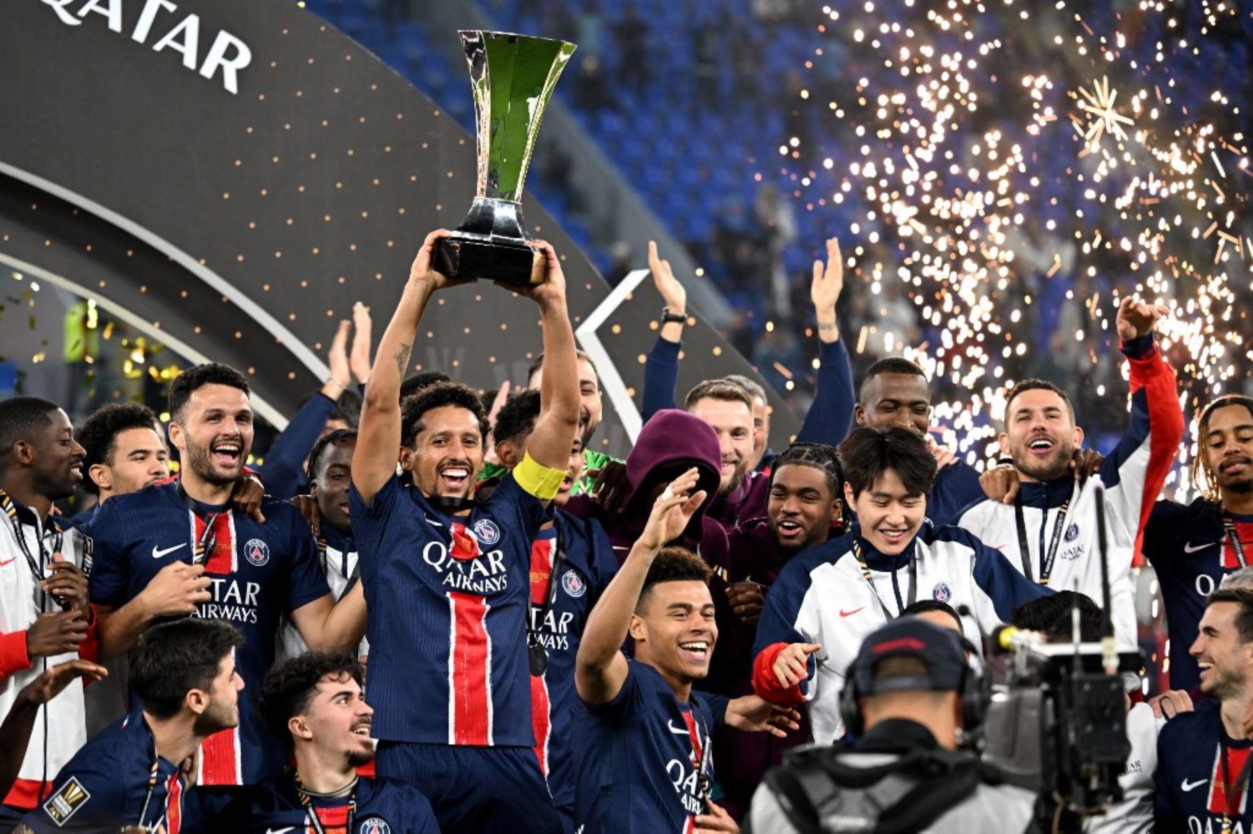 Los jugadores del Paris Saint-Germain celebran con el trofeo tras ganar la final de la Copa de Campeones de Francia (Trophee des Champions) entre el Paris Saint-Germain (PSG) y el AS Monaco (ASM) en el Estadio 974 en Doha el 5 de enero de 2025. Mahmud HAMS / AFP