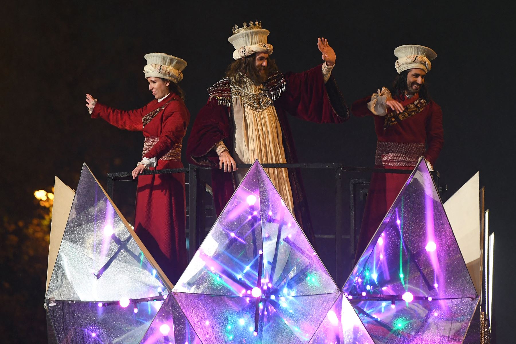 Los animadores participan en el tradicional desfile de la Cabalgata de los Reyes Magos que marca la Epifanía en Madrid.
Foto: AFP