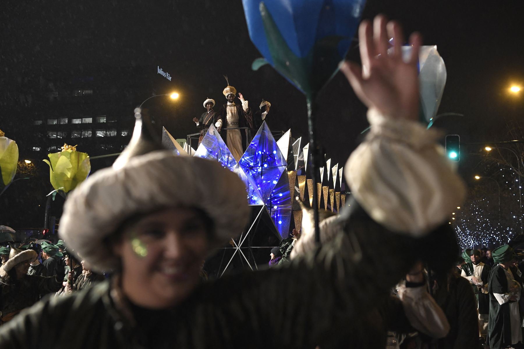 Los animadores participan en el tradicional desfile de la Cabalgata de los Reyes Magos que marca la Epifanía en Madrid.
Foto: AFP