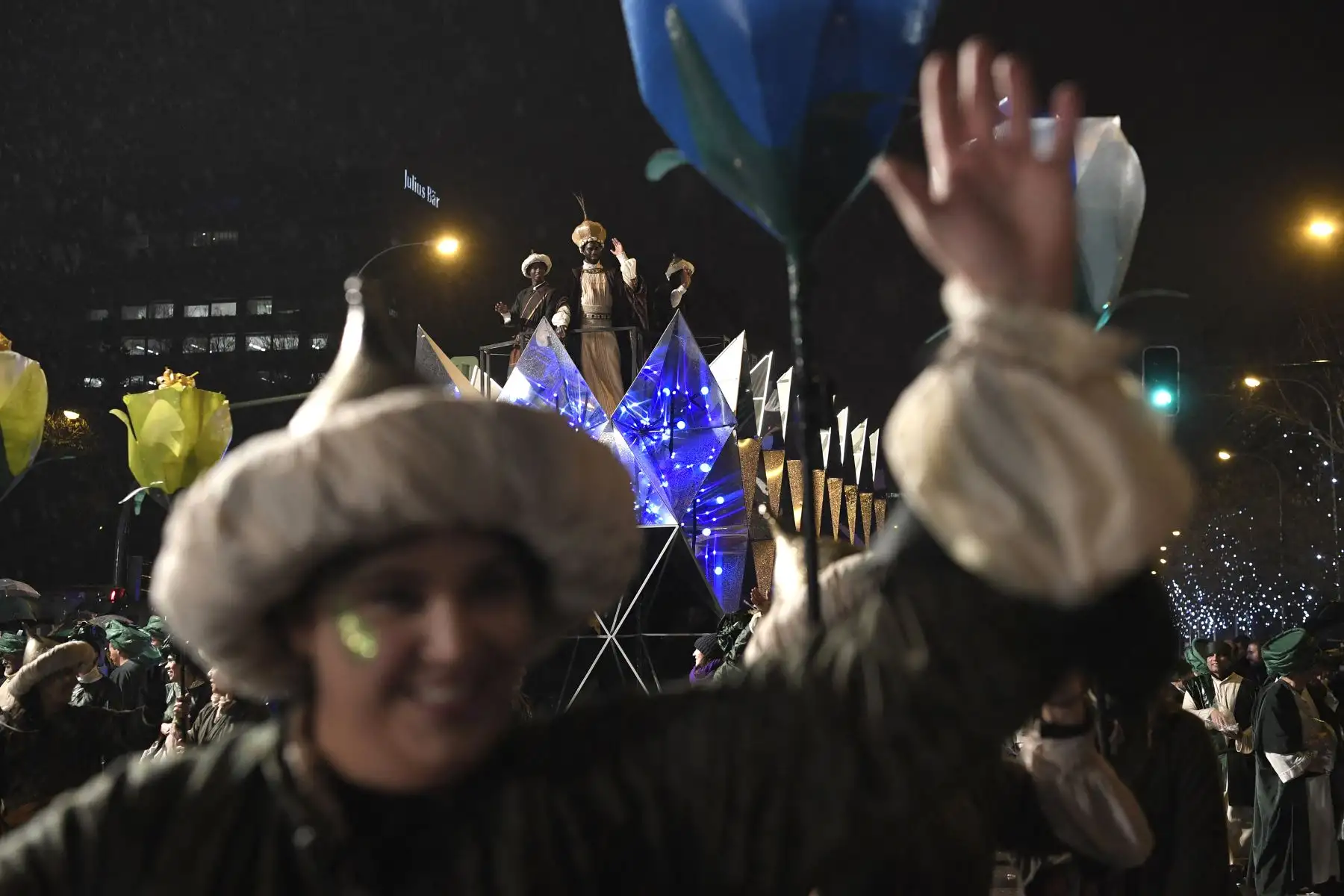 Los animadores participan en el tradicional desfile de la Cabalgata de los Reyes Magos que marca la Epifanía en Madrid.
Foto: AFP