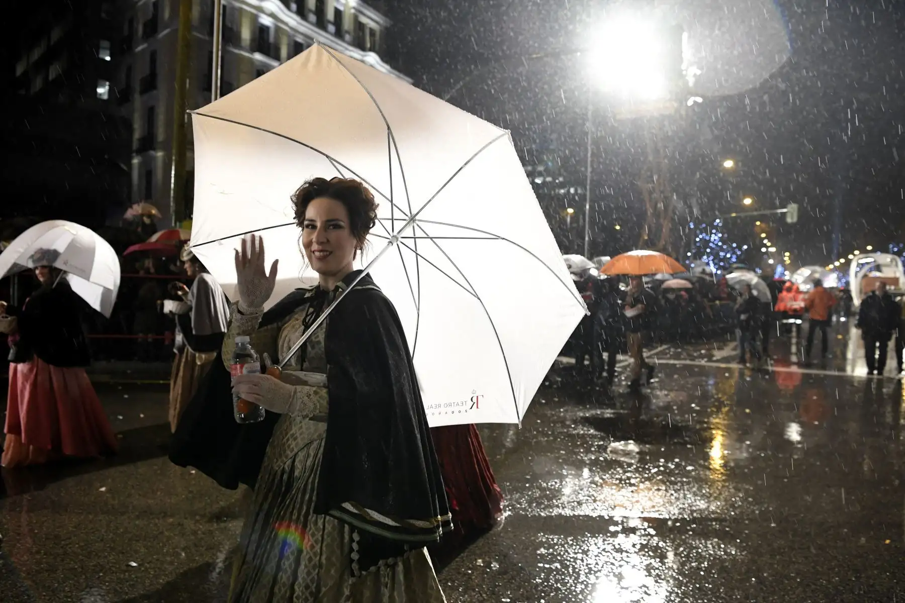 Los animadores participan en el tradicional desfile de la Cabalgata de los Reyes Magos que marca la Epifanía en Madrid.
Foto: AFP