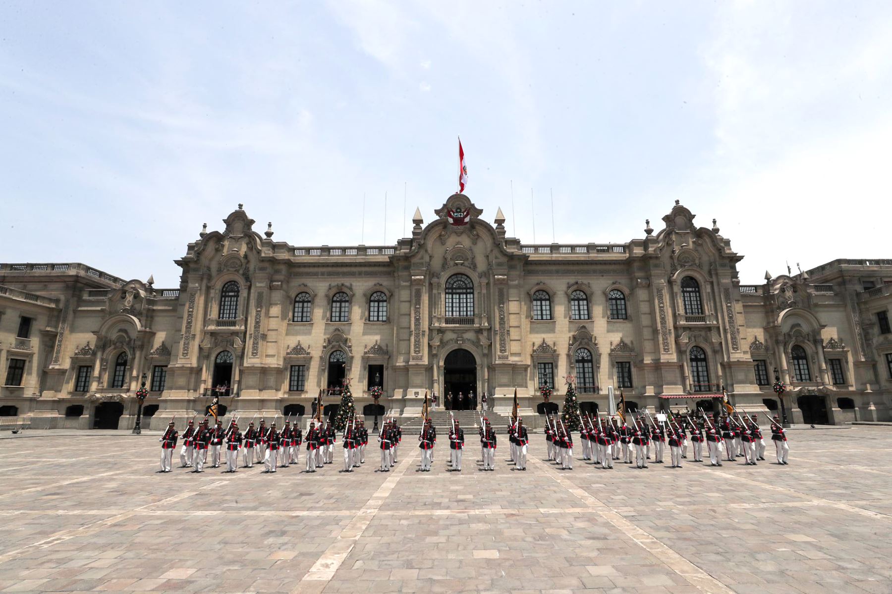 El presidente del Consejo de Ministros, Gustavo Adrianzén, lideró la ceremonia del Cambio de Guardia en el Patio de Honor de Palacio de Gobierno. Participó la compañía Juan Fanning, histórico agrupamiento de la Marina de Guerra del Perú.
Foto: PCM