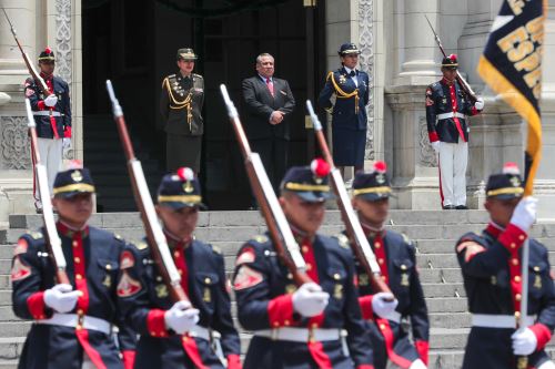 El presidente del Consejo de Ministros, Gustavo Adrianzén, lideró la ceremonia del Cambio de Guardia en el Patio de Honor de Palacio de Gobierno