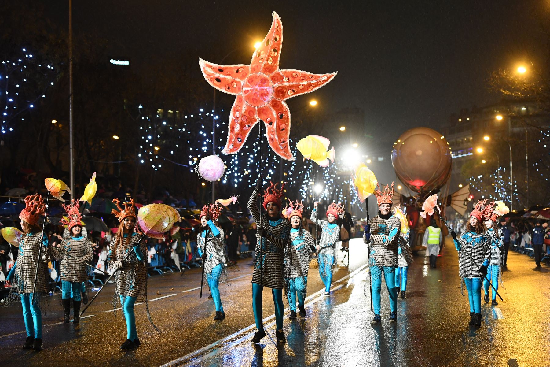 Los animadores participan en el tradicional desfile de la Cabalgata de los Reyes Magos que marca la Epifanía en Madrid.
Foto: AFP