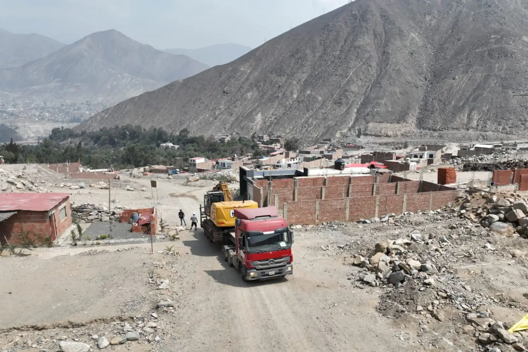 Maquinaria pesada del Ministerio de Vivienda se encuentra realizando trabajos de limpieza y descolmatación en las quebradas California y Huampaní I, en el distrito de Lurigancho-Chosica, ante la posible activación de quebradas como consecuencia de las lluvias. 
Foto: Ministerio de Vivienda