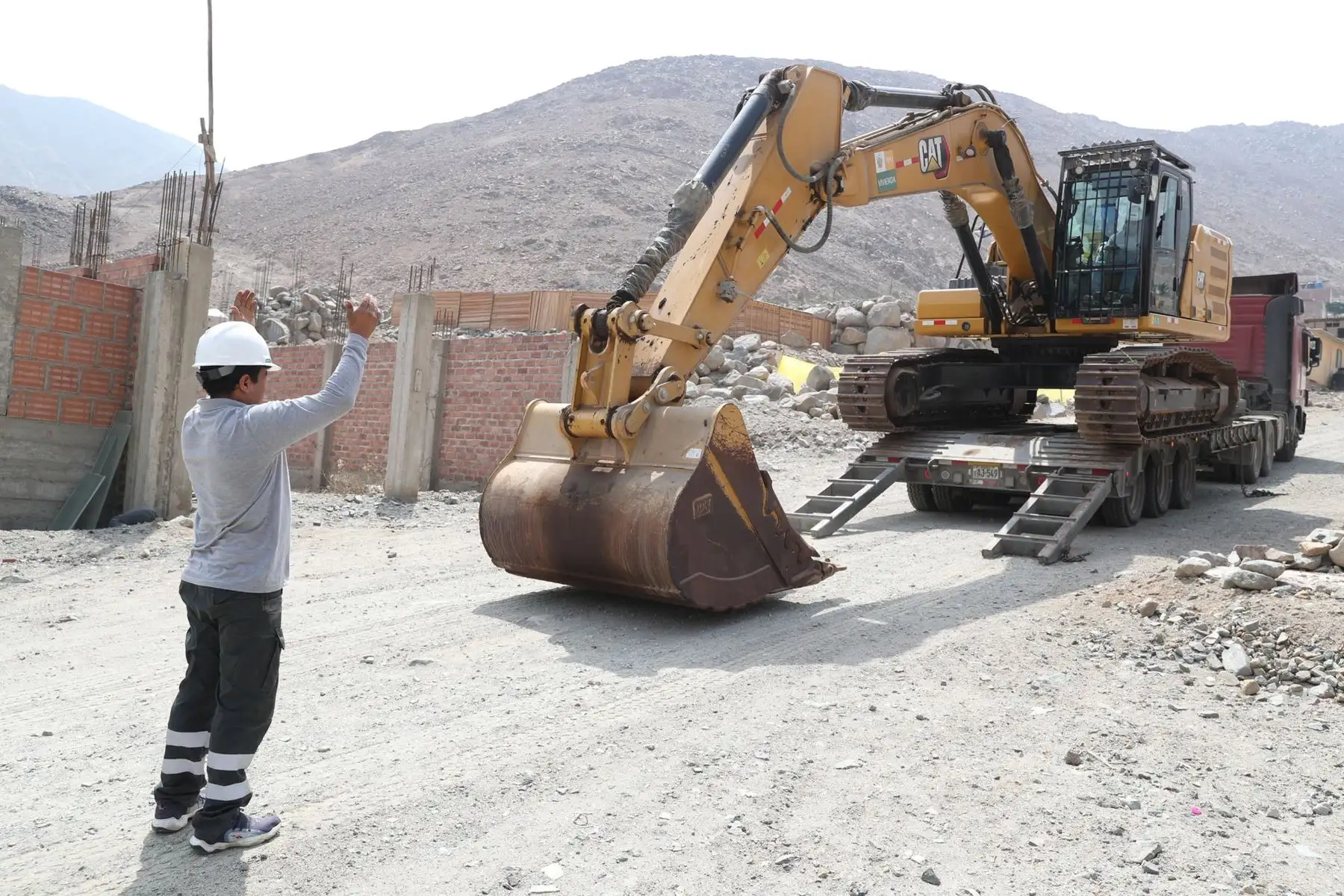 Maquinaria pesada del Ministerio de Vivienda se encuentra realizando trabajos de limpieza y descolmatación en las quebradas California y Huampaní I, en el distrito de Lurigancho-Chosica, ante la posible activación de quebradas como consecuencia de las lluvias. 
Foto: Ministerio de Vivienda