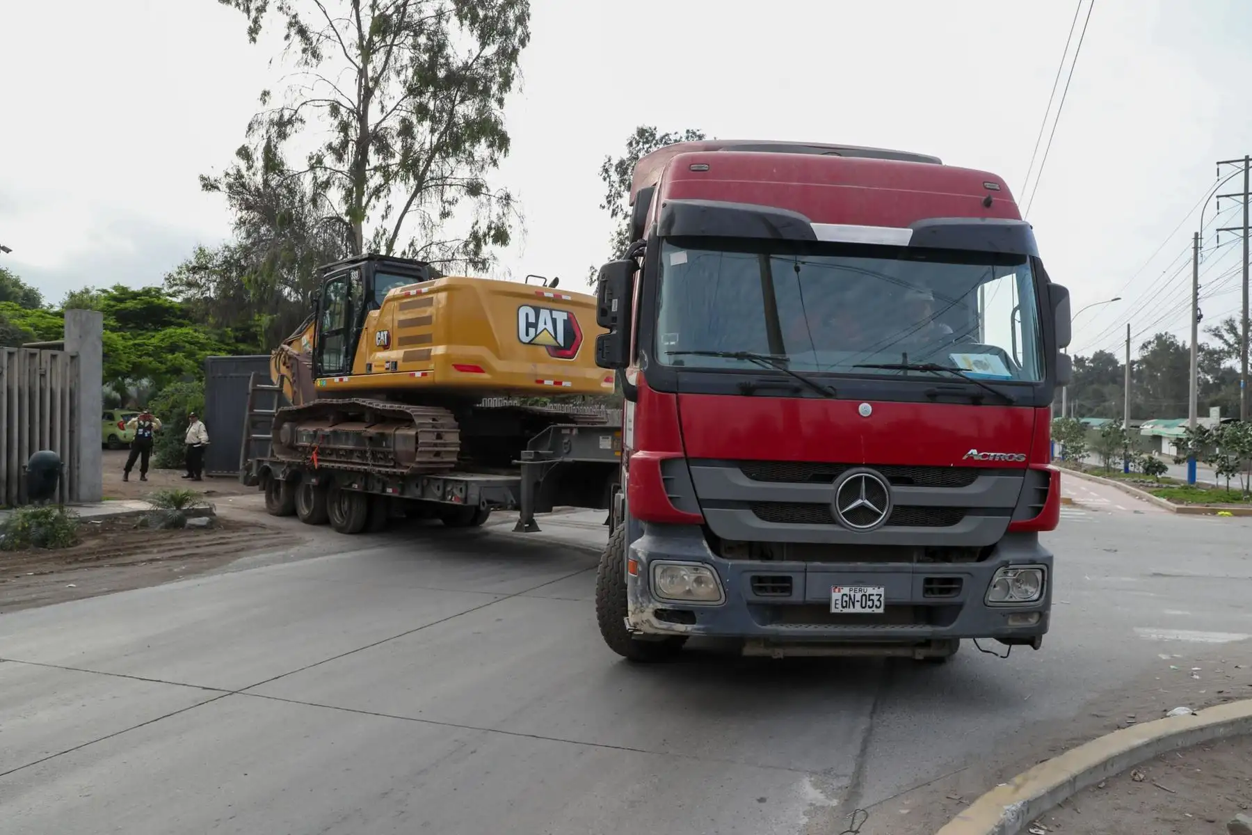 El Ministerio de Vivienda viene desplegando maquinaria pesada hacia las quebradas California y Huampaní I en Lurigancho-Chosica. Además, se cuenta con un pool de maquinarias en la zona de Carapongo, a fin de realizar trabajos de limpieza y descolmatación ante la posible activación de quebradas.
Foto: Ministerio de Vivienda