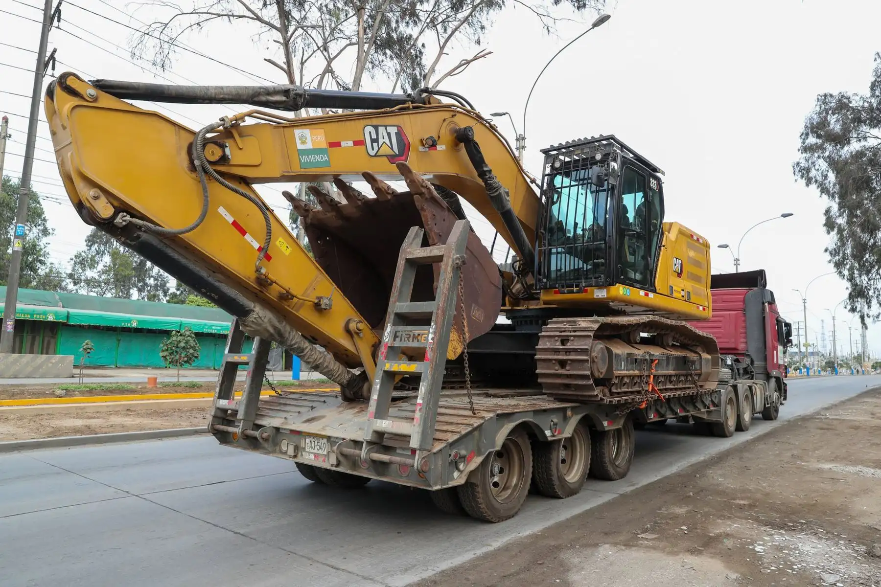 El Ministerio de Vivienda viene desplegando maquinaria pesada hacia las quebradas California y Huampaní I en Lurigancho-Chosica. Además, se cuenta con un pool de maquinarias en la zona de Carapongo, a fin de realizar trabajos de limpieza y descolmatación ante la posible activación de quebradas.
Foto: Ministerio de Vivienda
