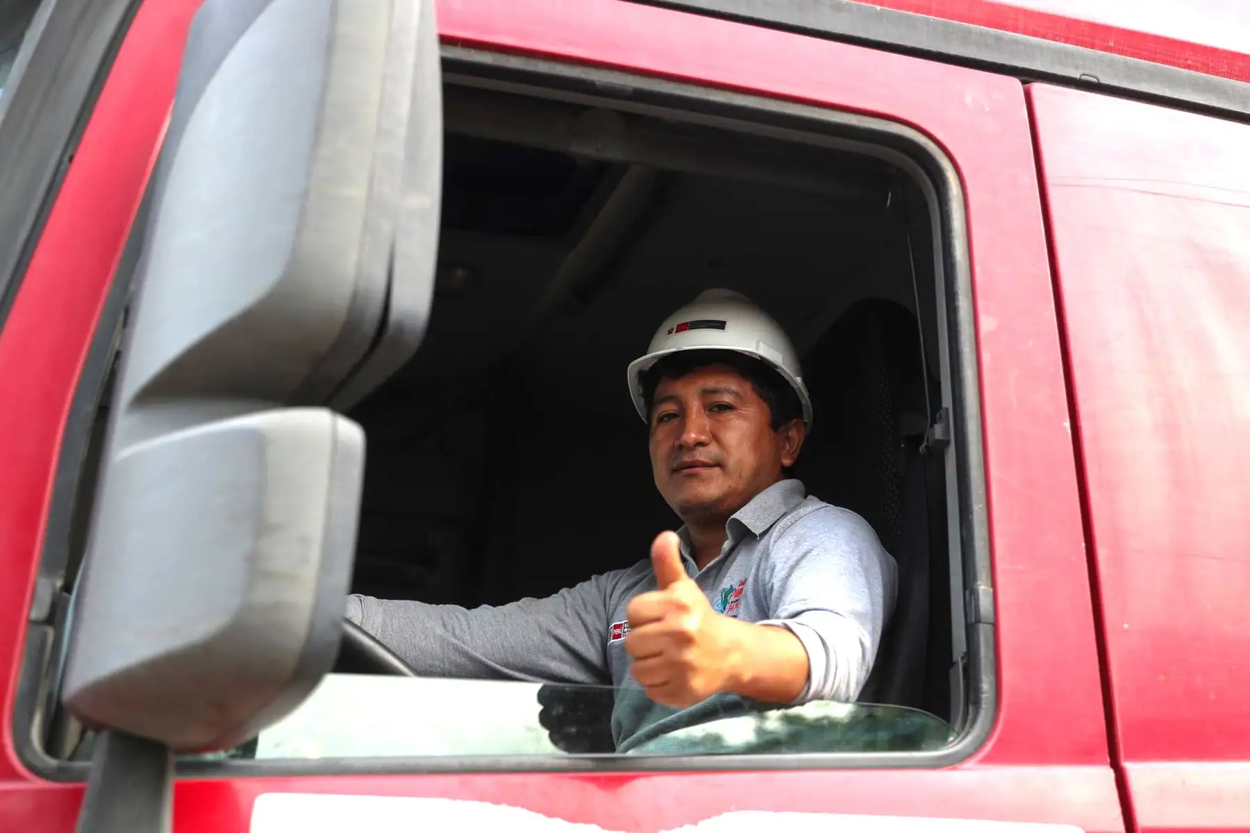 El Ministerio de Vivienda viene desplegando maquinaria pesada hacia las quebradas California y Huampaní I en Lurigancho-Chosica. Además, se cuenta con un pool de maquinarias en la zona de Carapongo, a fin de realizar trabajos de limpieza y descolmatación ante la posible activación de quebradas.
Foto: Ministerio de Vivienda