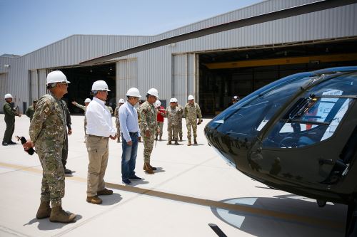 El Ministro de Defensa y el Ministro de Economía y Finanzas visitaron las instalaciones del Centro de Mantenimiento Aeronáutico del Ejército en Arequipa