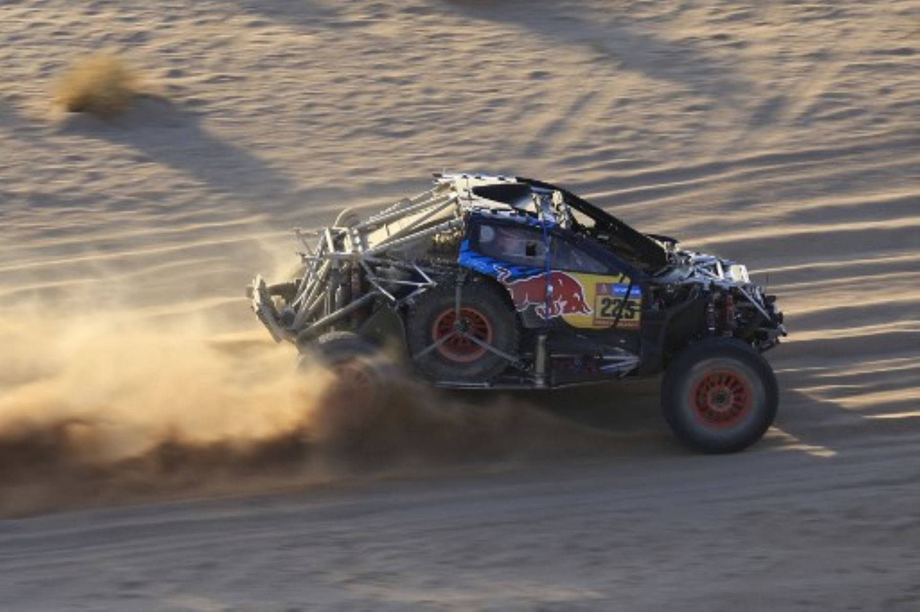 El piloto español Carlos Sainz conduce su Ford Raptor durante la Etapa 2B del 47º Rally Dakar en Bisha, Arabia Saudita, el 6 de enero de 2025. Foto: AFP