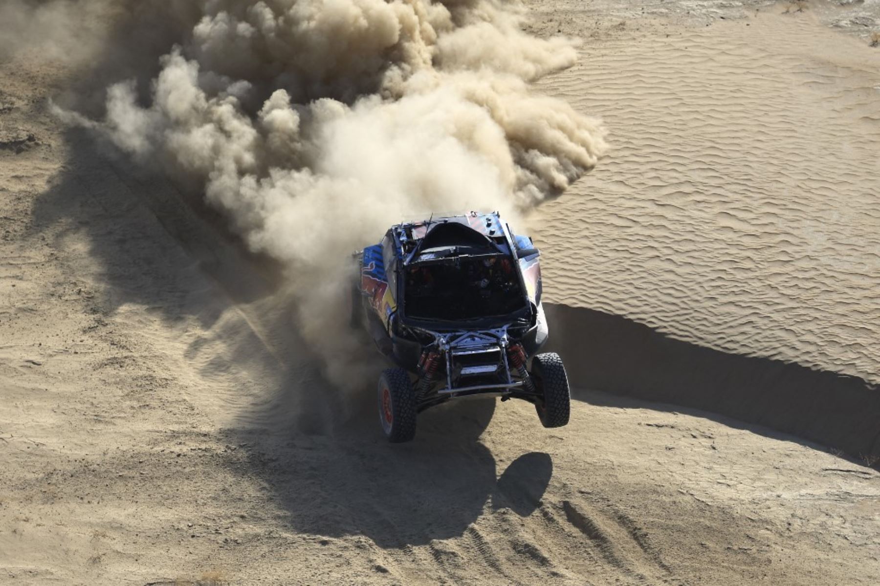 El piloto español Carlos Sainz conduce su coche asistido por su copiloto Lucas Cruz durante la etapa 2B del 47º Rally Dakar en Bisha, Arabia Saudita, el 6 de enero de 2025. Foto: AFP