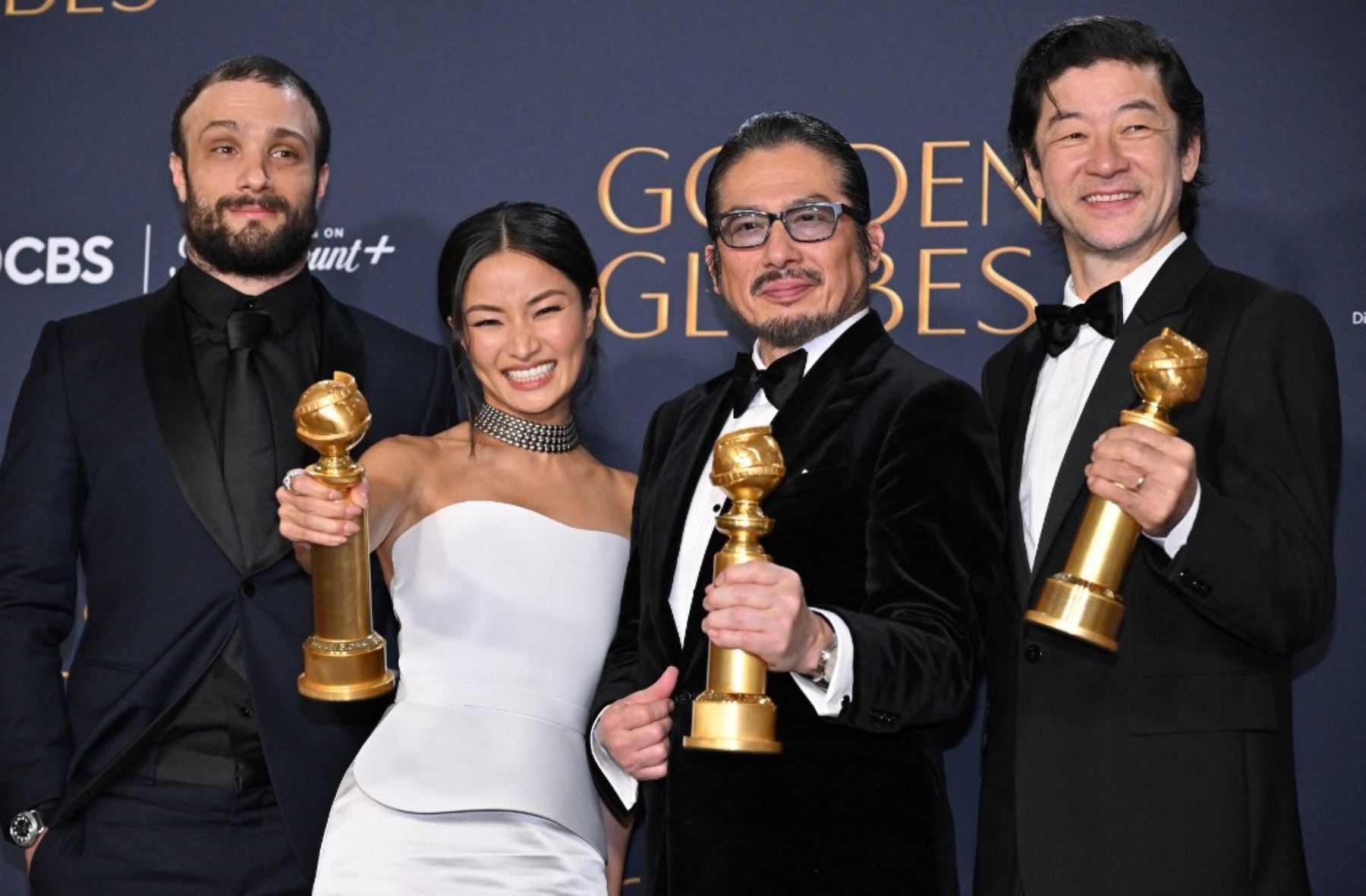 El actor japonés Tadanobu Asano, el actor japonés Hiroyuki Sanada, la actriz japonesa Anna Sawai y el actor británico Cosmo Jarvis posan en la sala de prensa con el premio a la Mejor Serie de Televisión - Drama "Shogun" durante la 82ª edición anual de los Golden Globe Awards en el hotel Beverly Hilton de Beverly. Hills, California. Foto: AFP