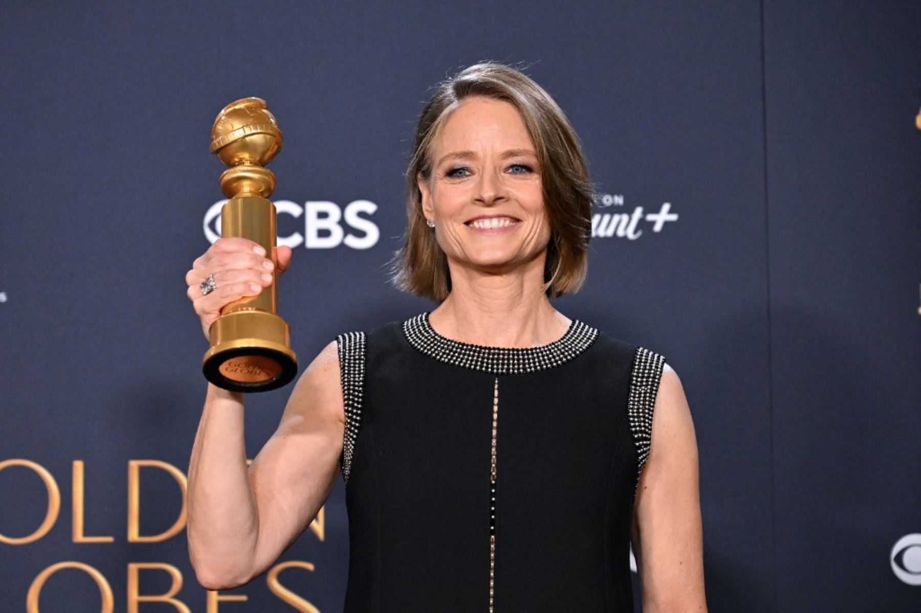 La actriz estadounidense Jodie Foster posa con el premio a la Mejor Actuación Femenina en una Serie Limitada, Serie de Antología o Película para Televisión por "True Detective: Night Country" en la sala de prensa durante la 82ª edición anual de los Globos de Oro en el Hotel Beverly Hilton en Beverly Hills, California. Foto: AFP