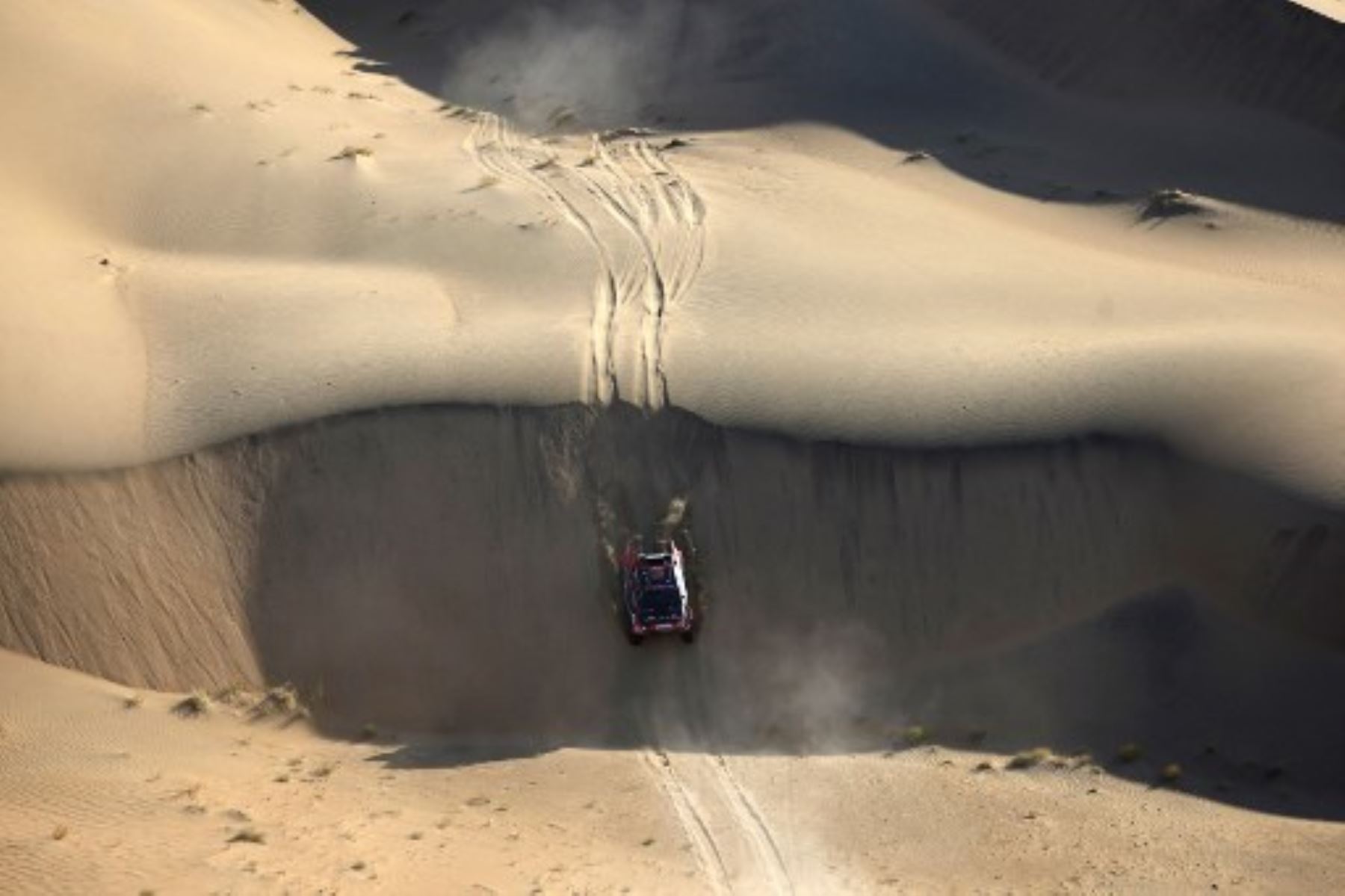 El piloto australiano Toby Price conduce su coche asistido por su copiloto Sam Sunderland durante la etapa 2B del 47º Rally Dakar en Bisha, Arabia Saudita, el 6 de enero de 2025. Foto: AFP