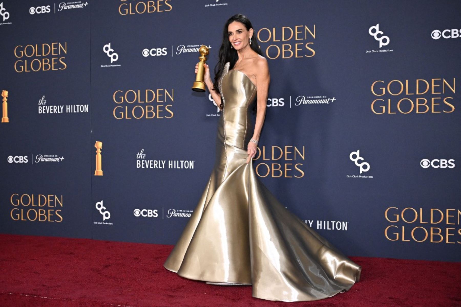 La actriz estadounidense Demi Moore posa con el premio a la Mejor Actuación Femenina en una Película - Musical o Comedia por "The Substance" en la sala de prensa durante la 82ª edición anual de los Golden Globe Awards en el hotel Beverly Hilton de Beverly Hills, California. Foto: AFP